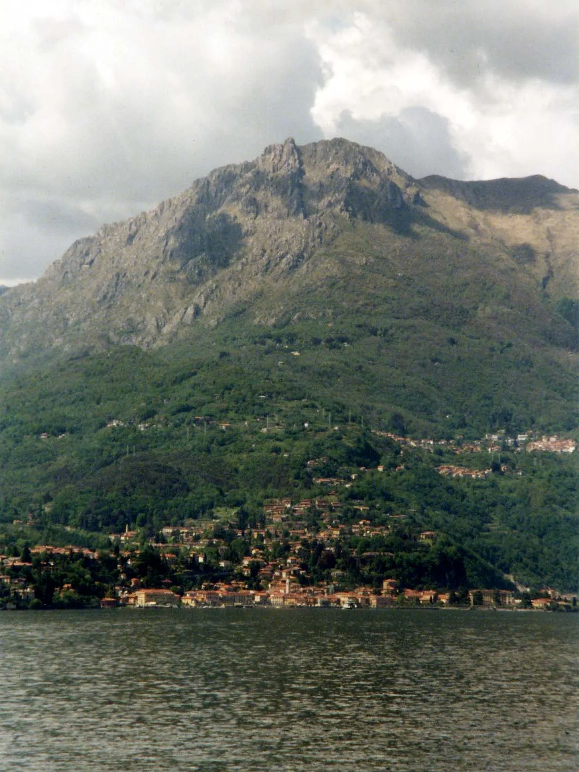 Photo showing: View of Cadenabbia from across Lake Como