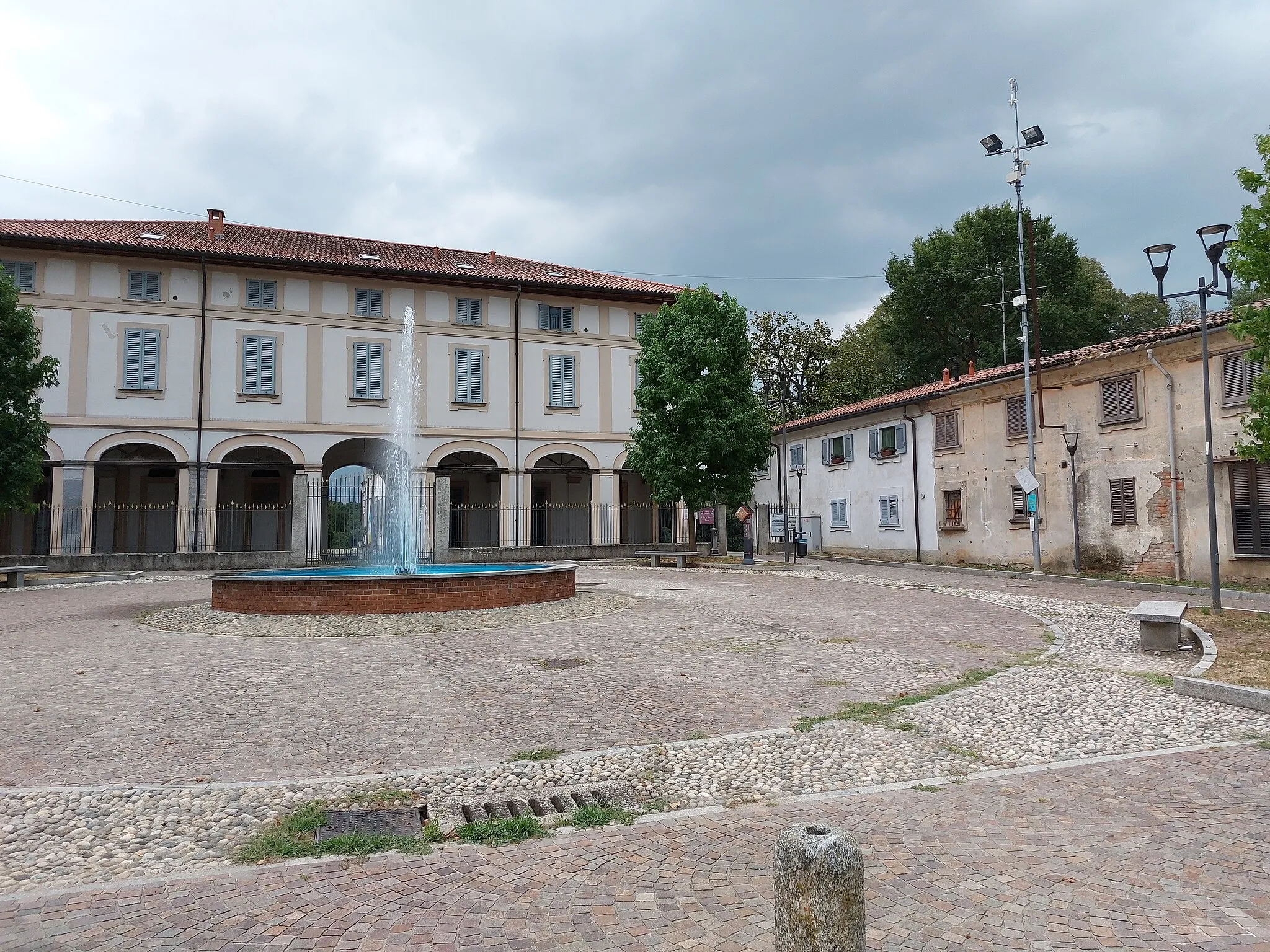 Photo showing: Piazza Villa Scaccabarozzi nel comune di Usmate Velate