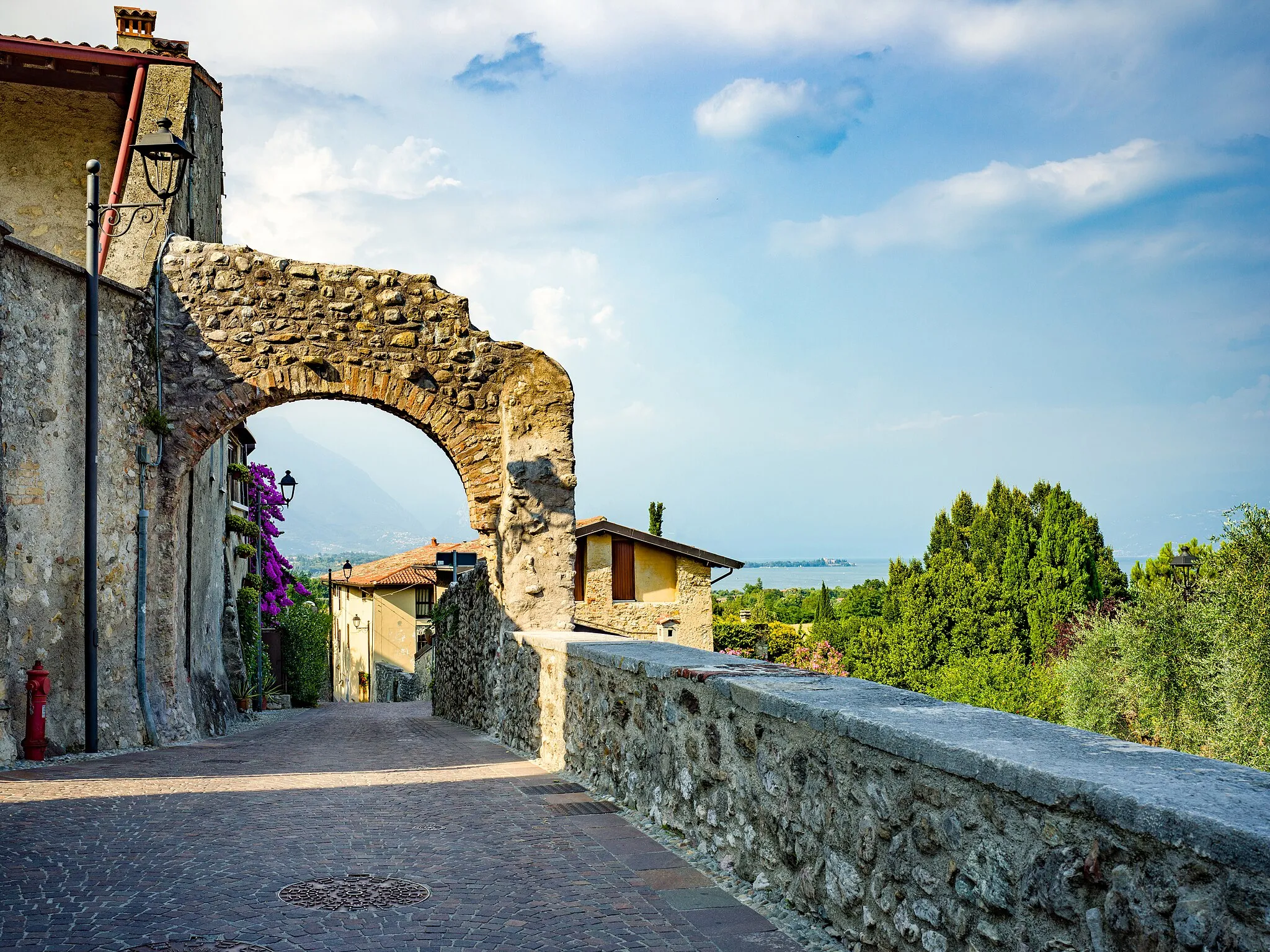 Photo showing: Arch on Marconi street in Balbiana, Manerba del Garda.