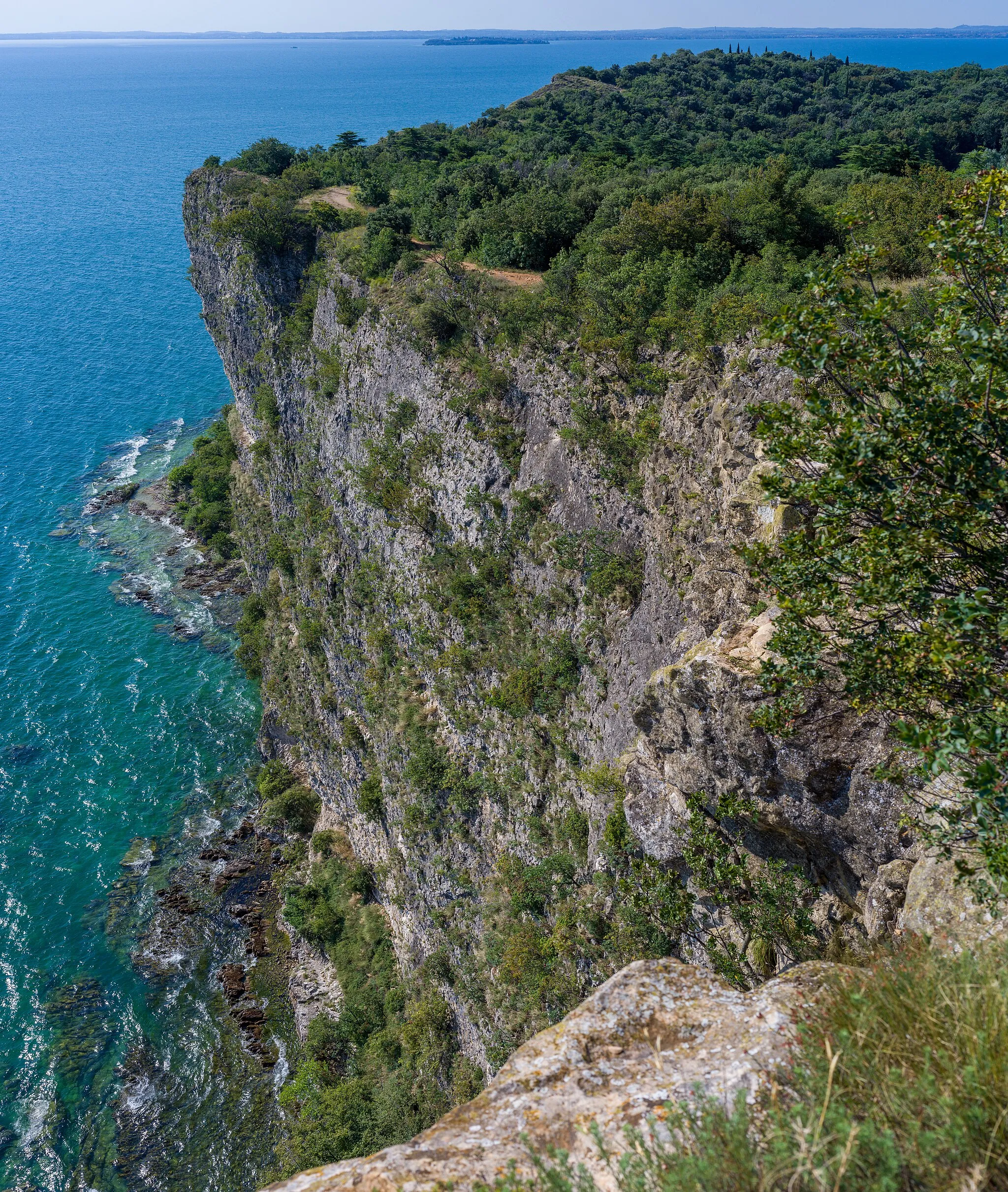 Photo showing: Rock in the natural reserve Manerba del Garda.