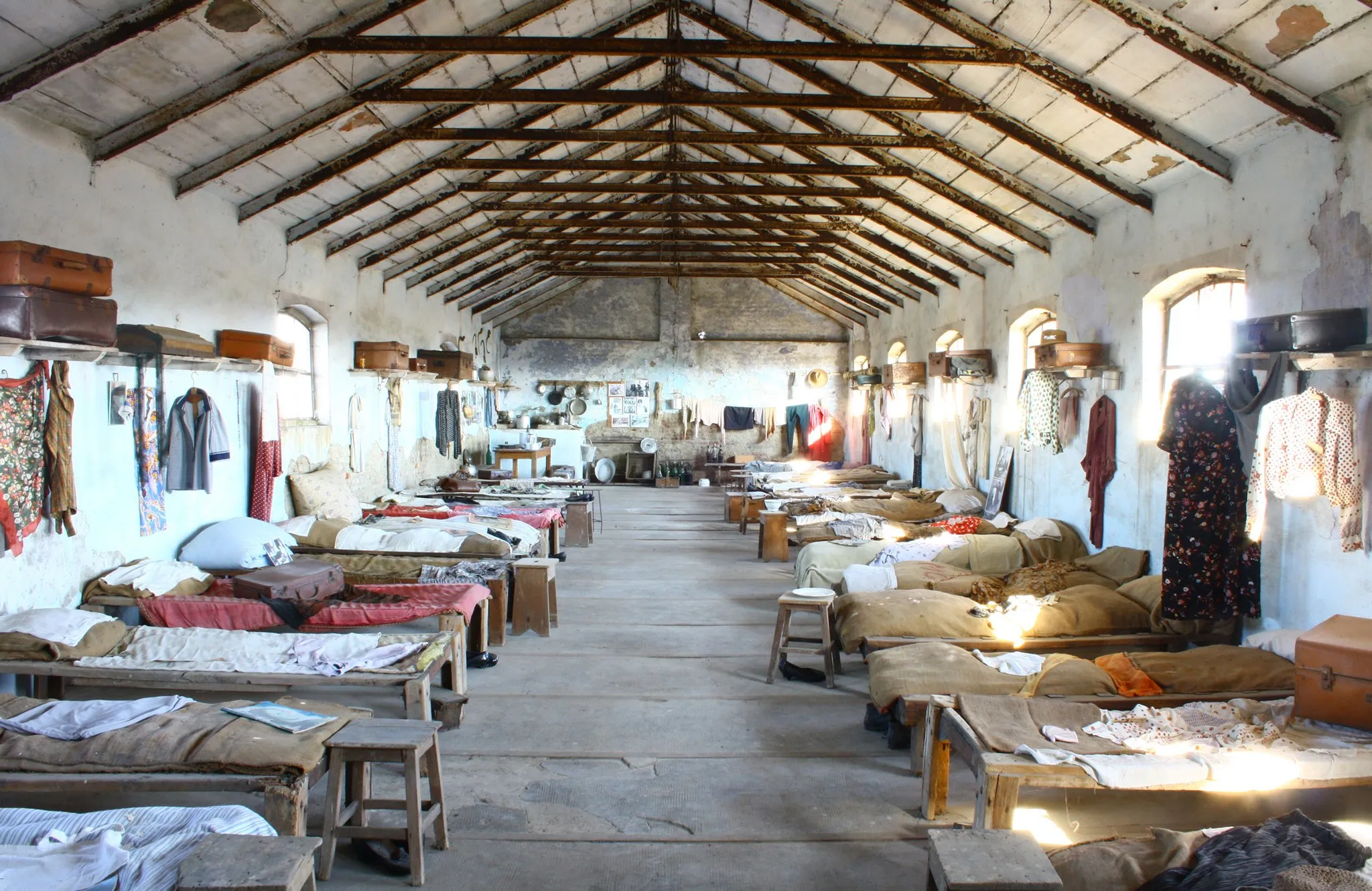 Photo showing: Vista interna del primo piano del dormitorio delle mondine, parte del Conservatorio del Riso (Tenuta Colombara, Livorno Ferraris).