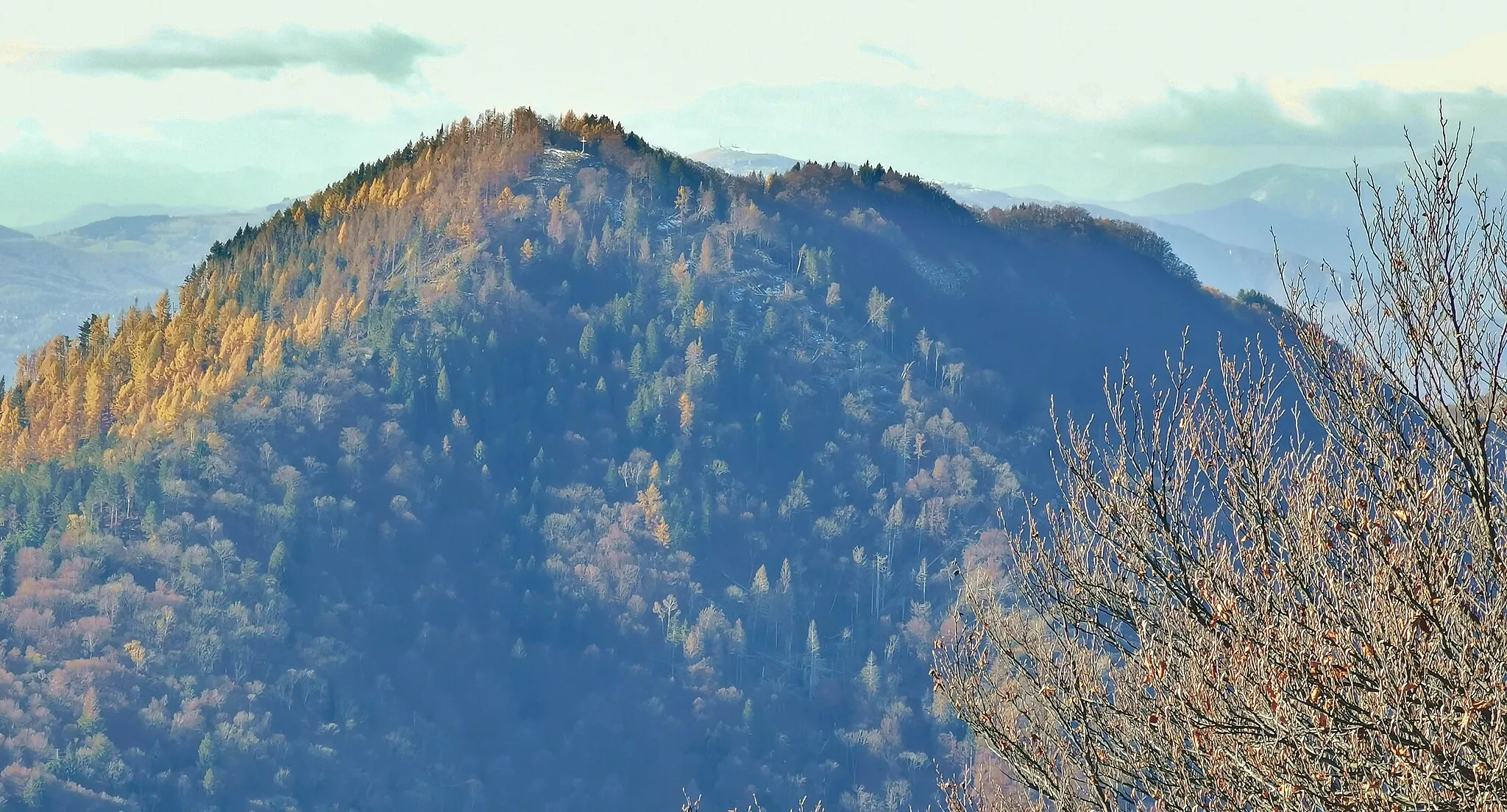 Photo showing: Il Monte Nudo, inquadrato dalla vetta del Monte della Colonna.