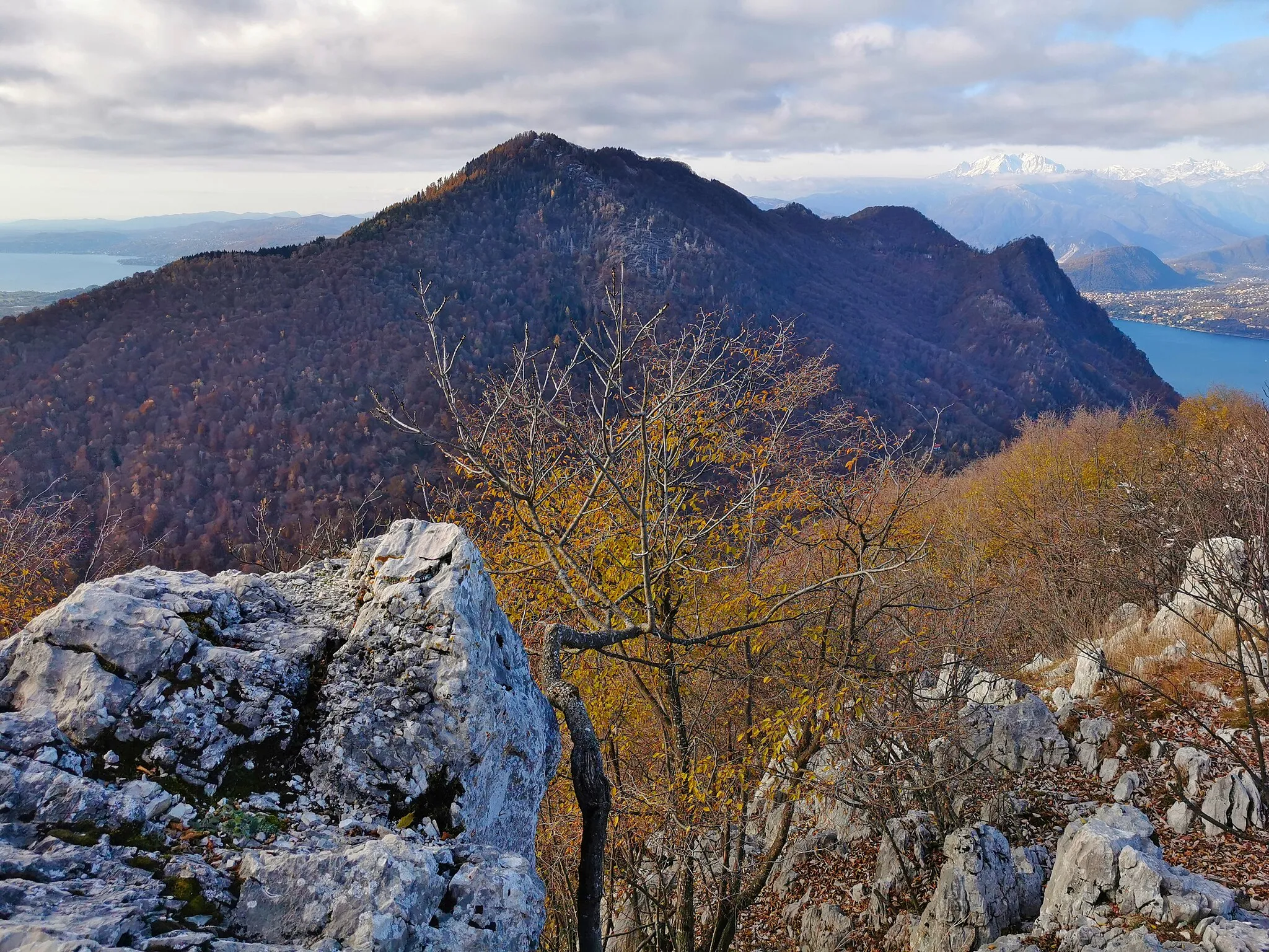 Photo showing: Panorama autunnale del Monte Nudo, inquadrato dalla vetta del Monte Ganna