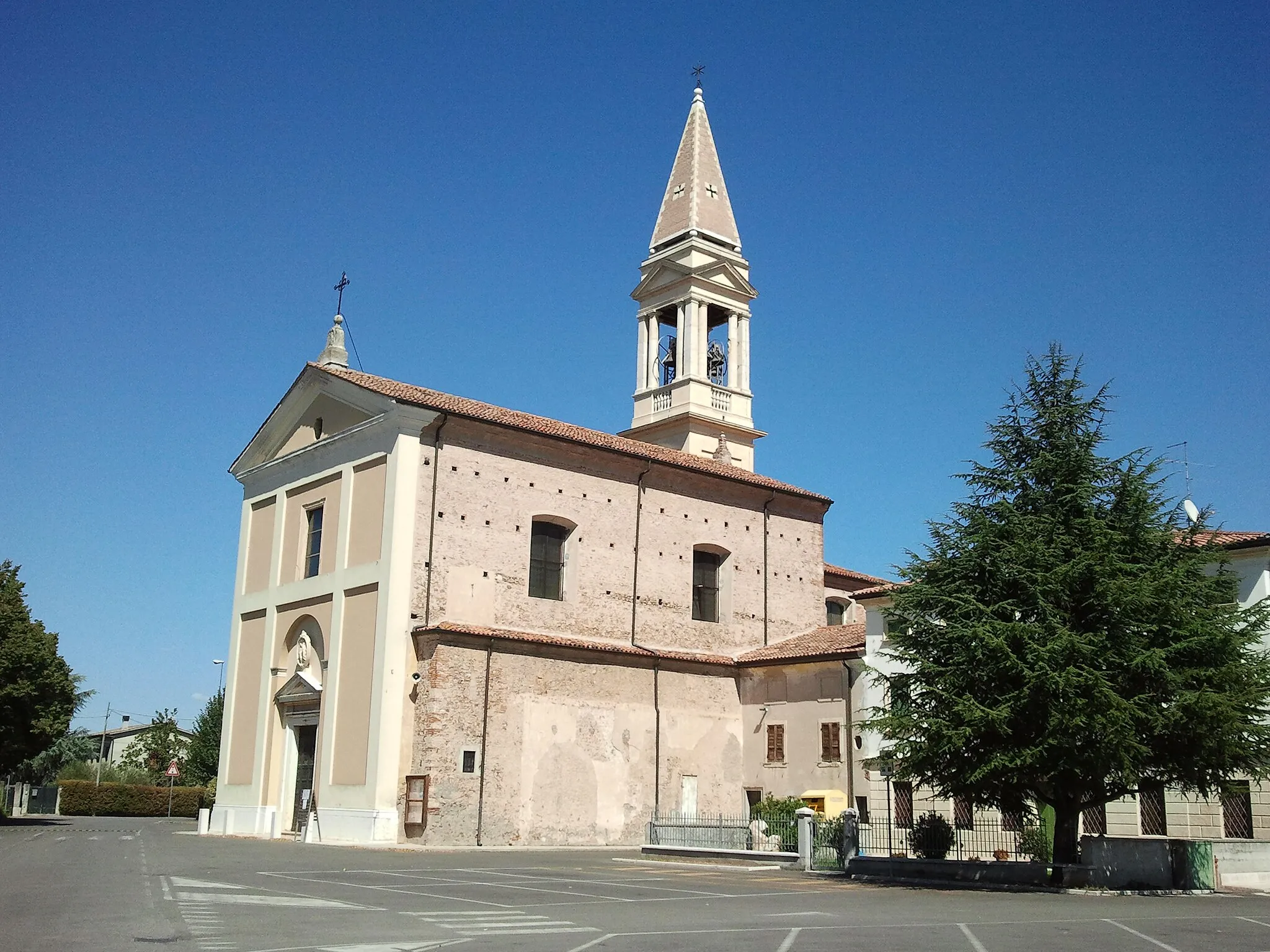 Photo showing: Piazzale chiesa Alpo