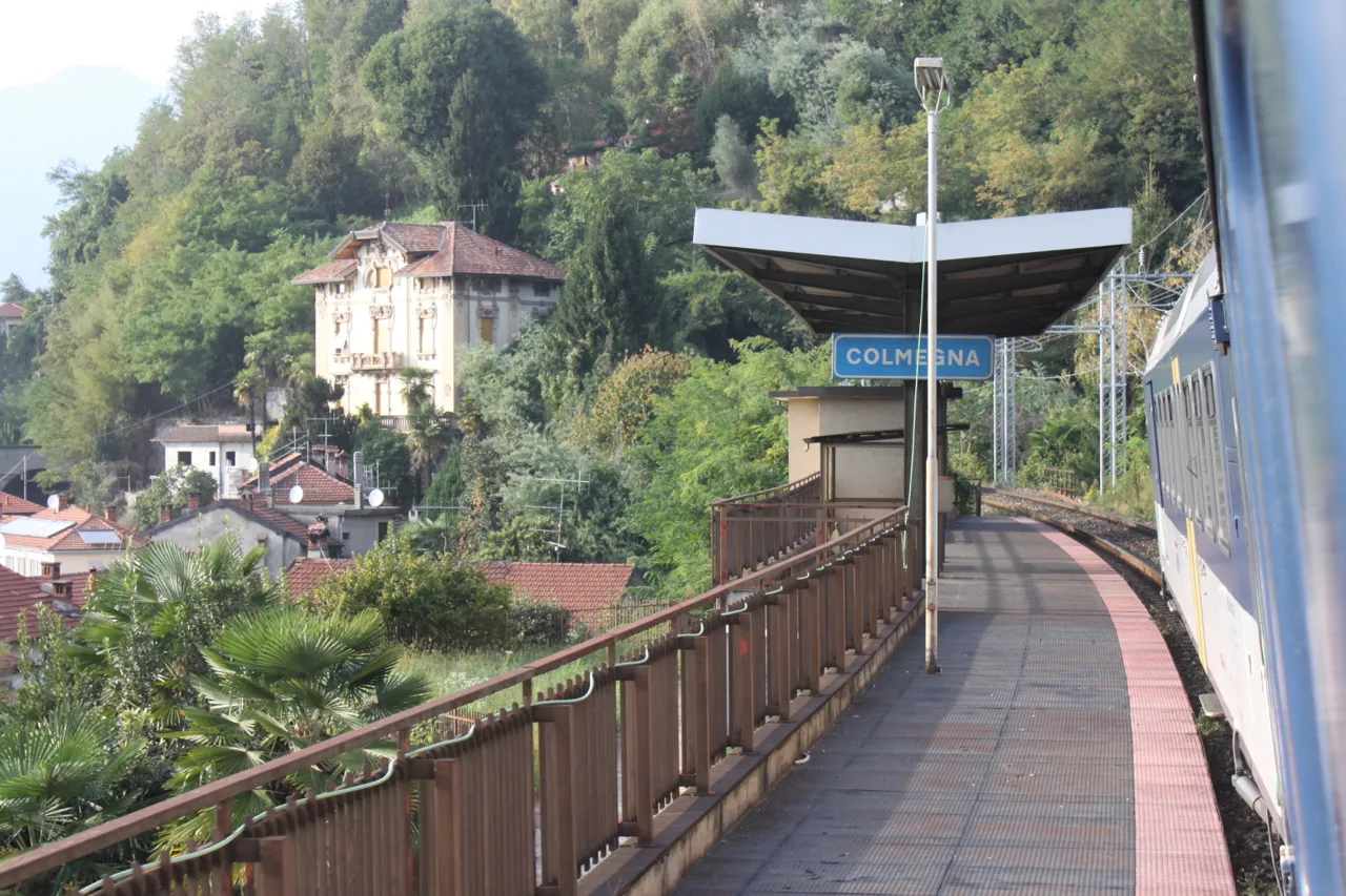 Photo showing: Colmegna train station.