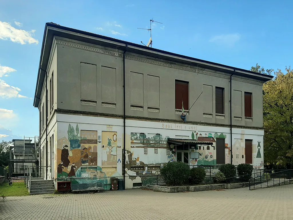 Photo showing: La scuola elementare "Giovanni Agnelli" a Riolo, frazione di Lodi. Fu costruita nel 1898 (fonte: Il Municipio e la Città, Silvana Editoriale, 2005, p. 117. ISBN 88-8215-999-X)