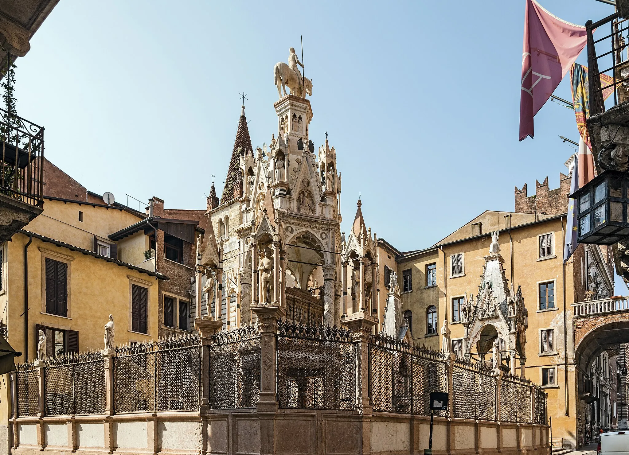 Photo showing: Scaliger Tombs in Verona. Tomb of Cansignorio the foreground, the Santa Maria Antica church and the tomb of Cangrande I della Scala, and right the tomb of Mastino II.
