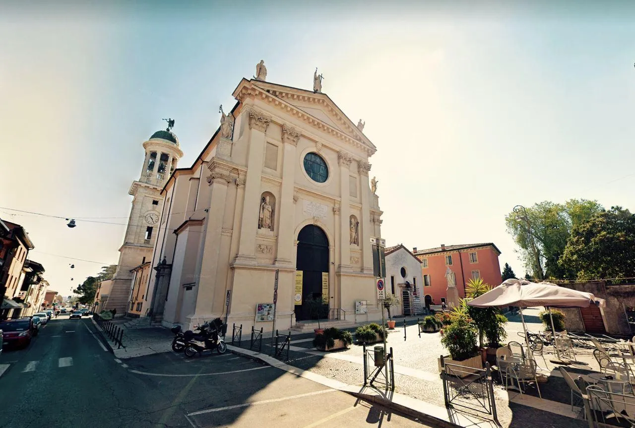 Photo showing: View of the church.