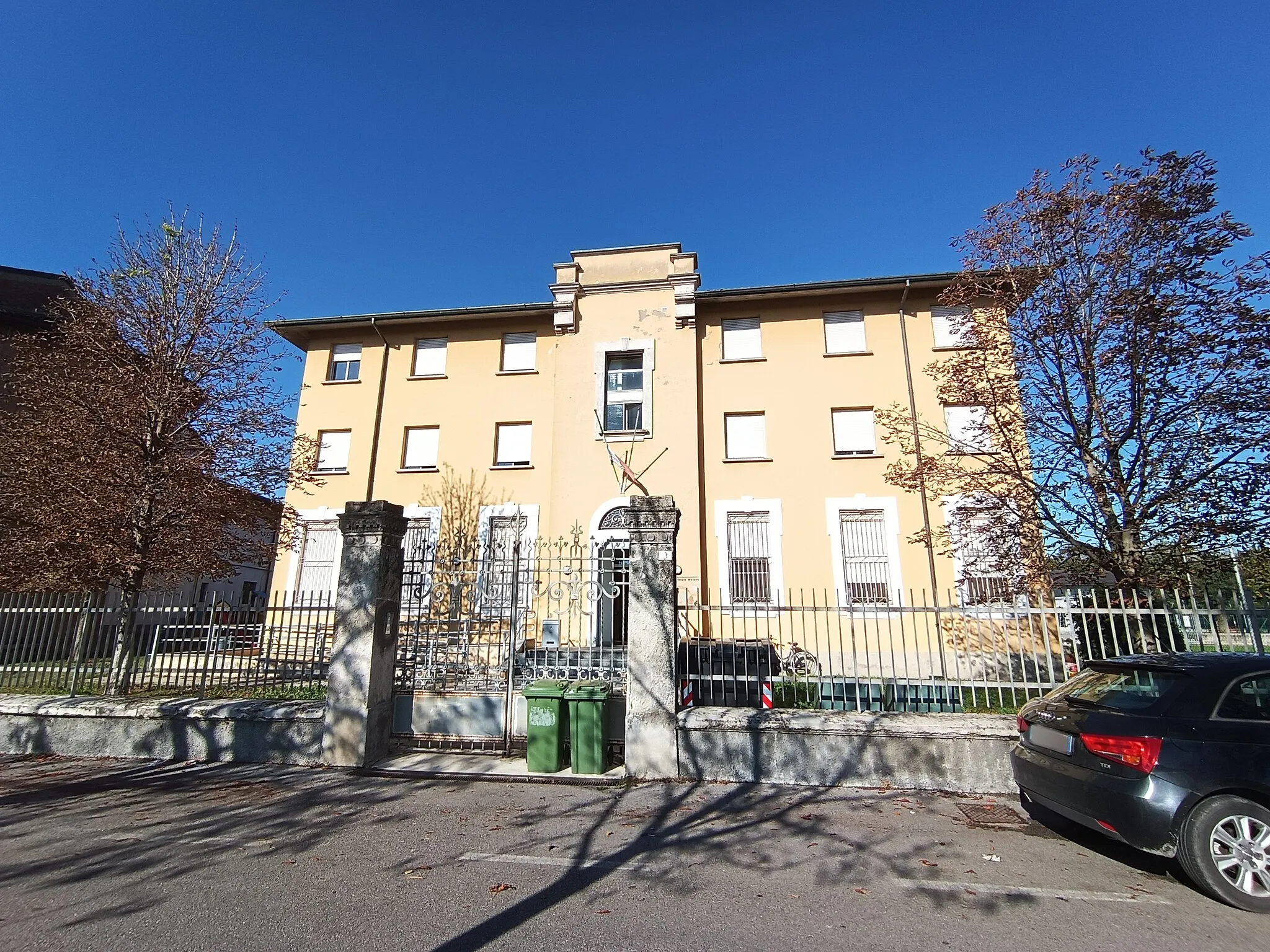 Photo showing: La facciata della scuola dell'infanzia di Masano, frazione di Caravaggio (BG), Italia
