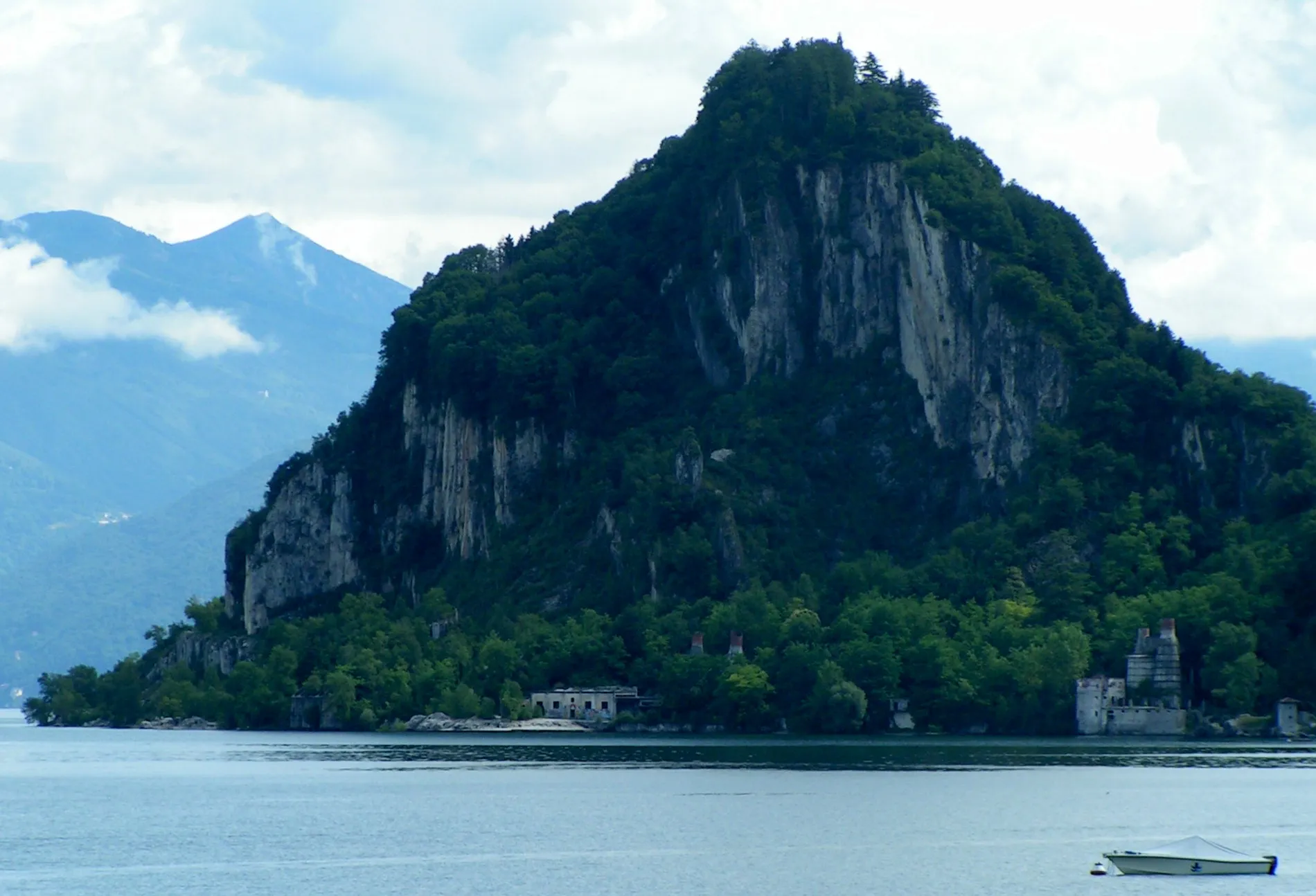 Photo showing: Rock near Castelveccana (Lago Maggiore)