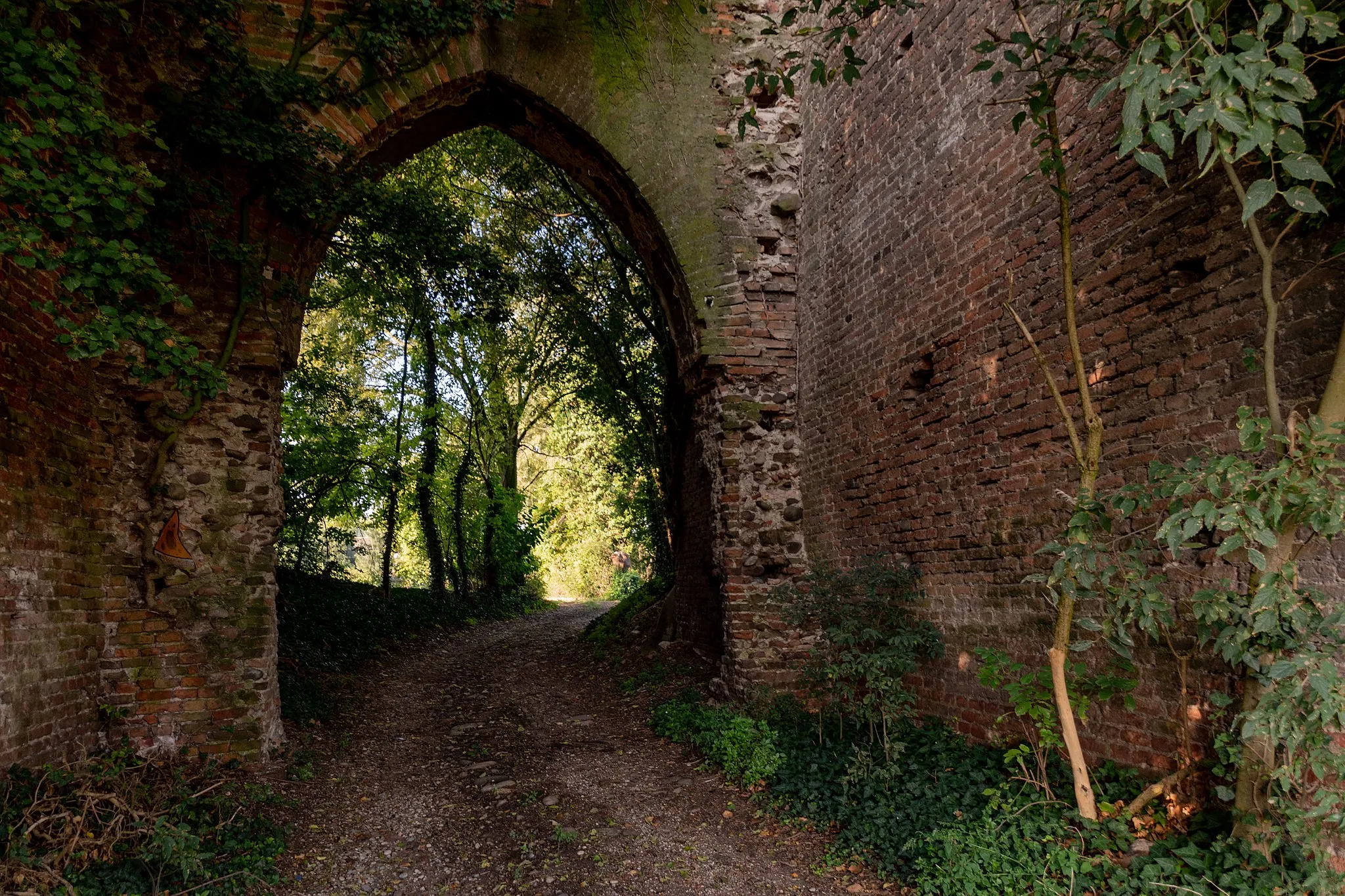 Photo showing: Porta est a sesto acuto verso l'interno del castello