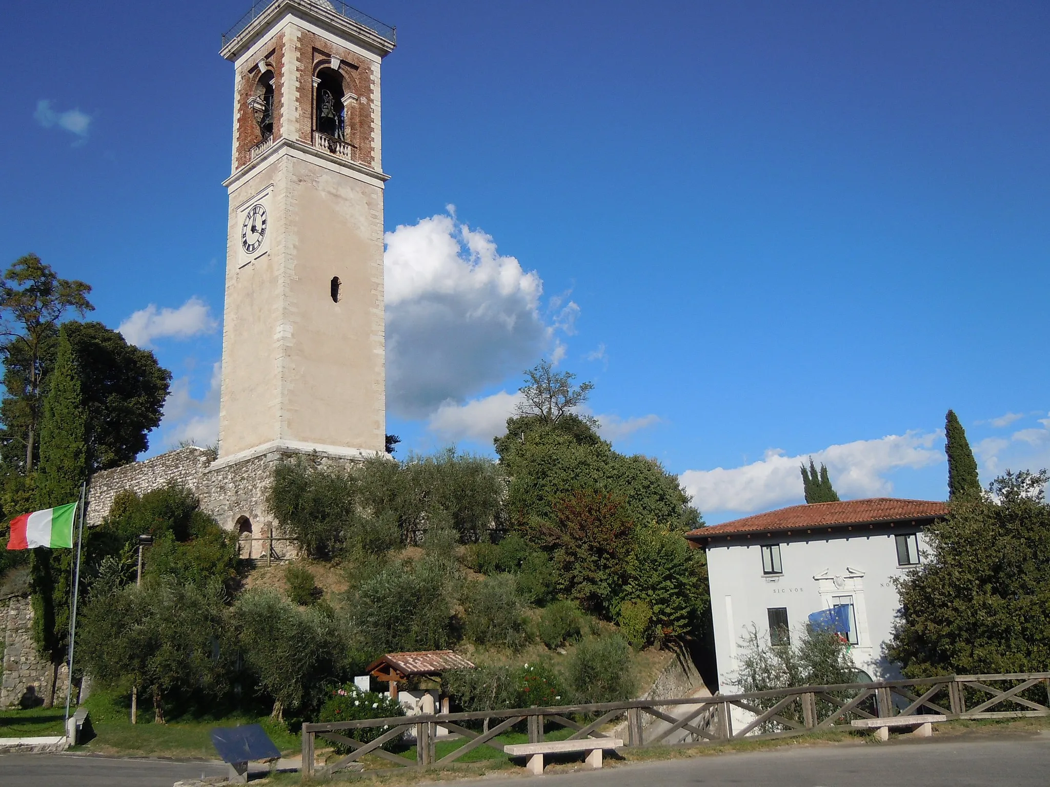 Photo showing: Puegnago, torre e municipio.