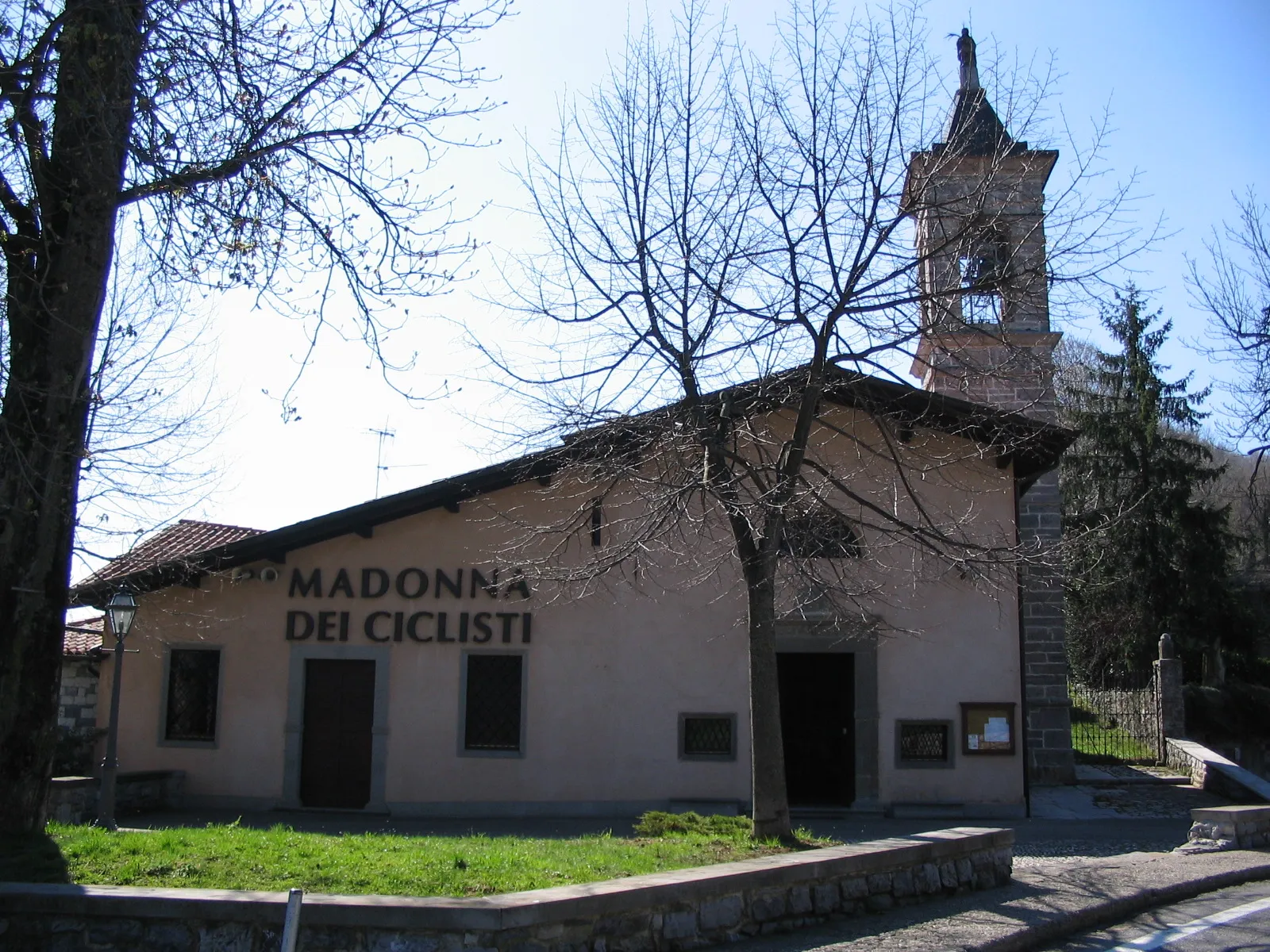 Photo showing: Autore Giorces. Gaverina Terme Bg, Colle del Gallo, chiesa Madonna dei ciclisti.