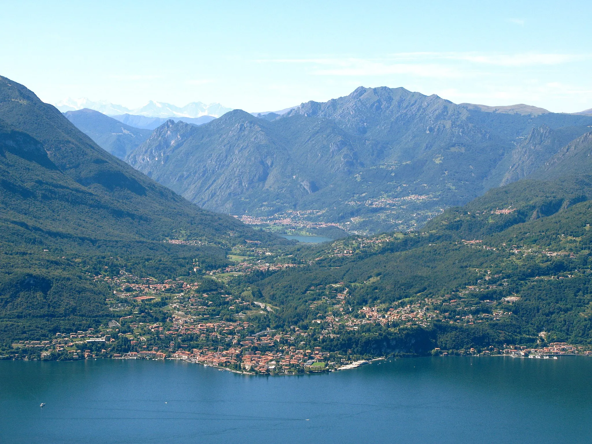 Photo showing: Panorama of Menaggio, Val Menaggio from Lago di Como to Lago di Lugano and Porlezza Lake (Lago del Piano).