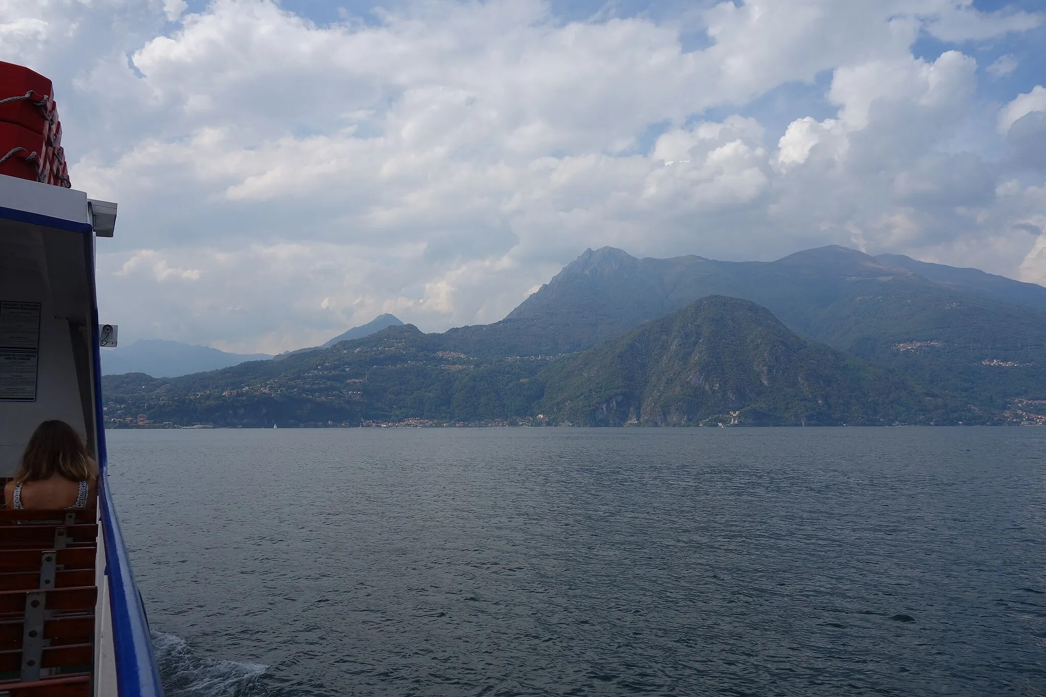 Photo showing: Lago di Como near of Varenna, a view to Menaggio-Nobiallo, Il Motto, Plesio and Monte Grona.