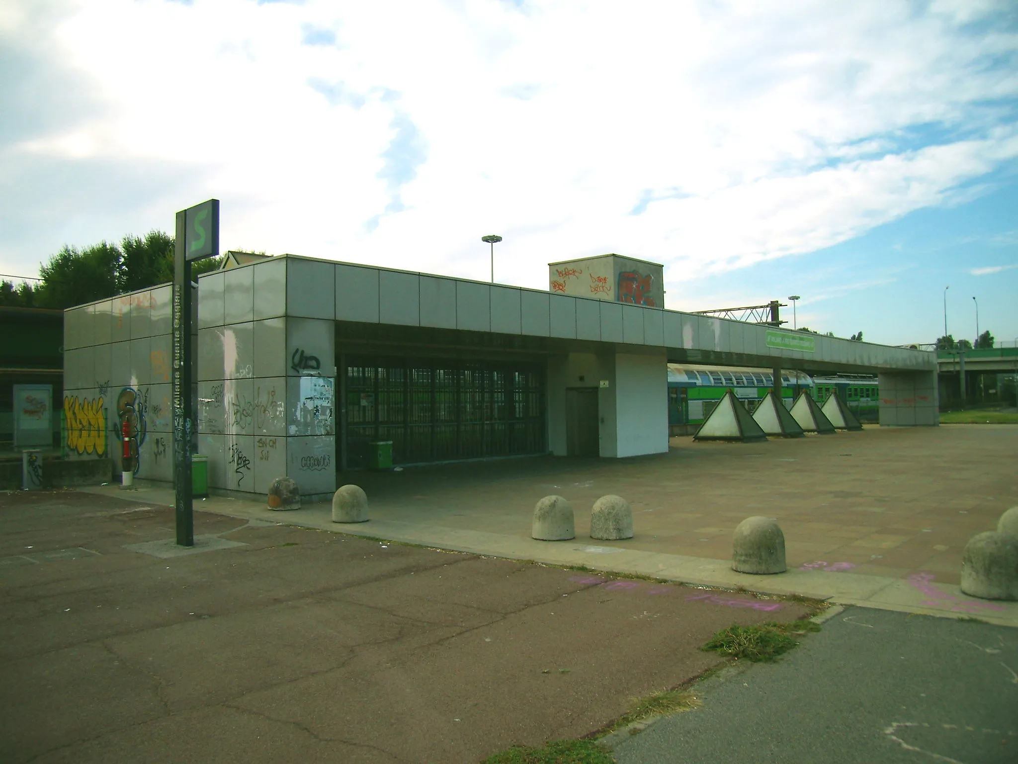 Photo showing: Quarto Oggiaro railway station in Milan, Italy - East entrance