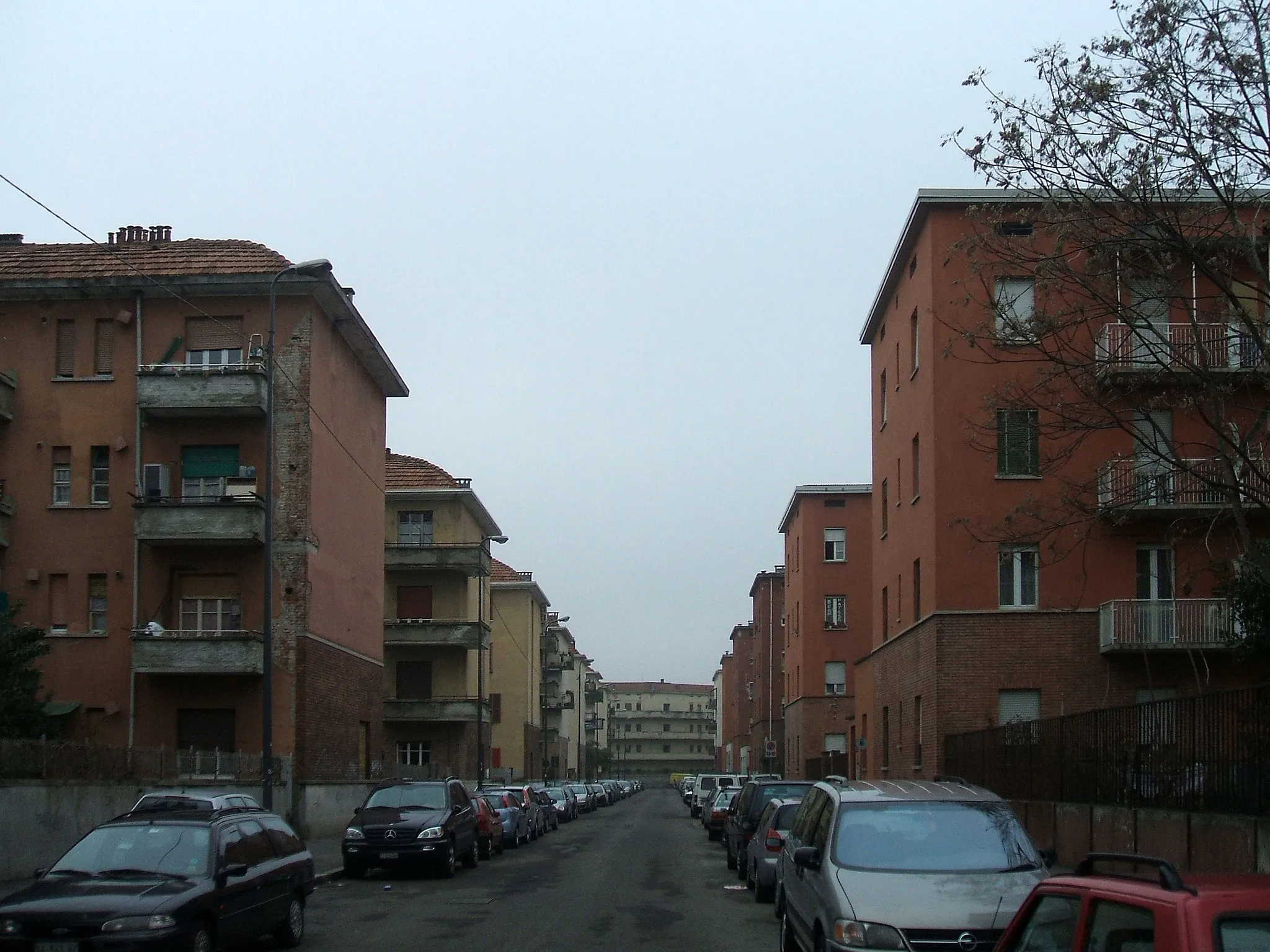 Photo showing: Alcune case popolari in via Apuli, nel quartiere del Giambellino, a Milano