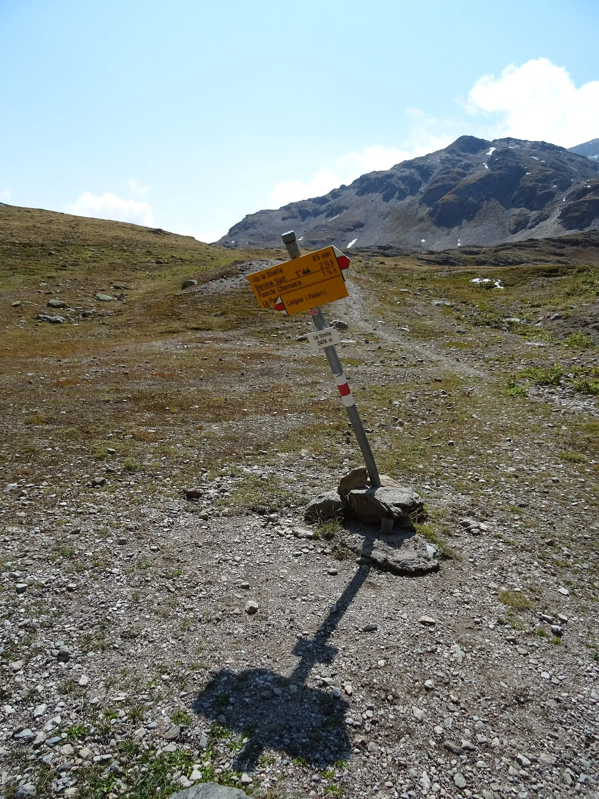 Photo showing: Fingerpost on La Stretta (Pontresina, Grison, Switzerland / Livigno, Sondrio, Lombardy, Italy)