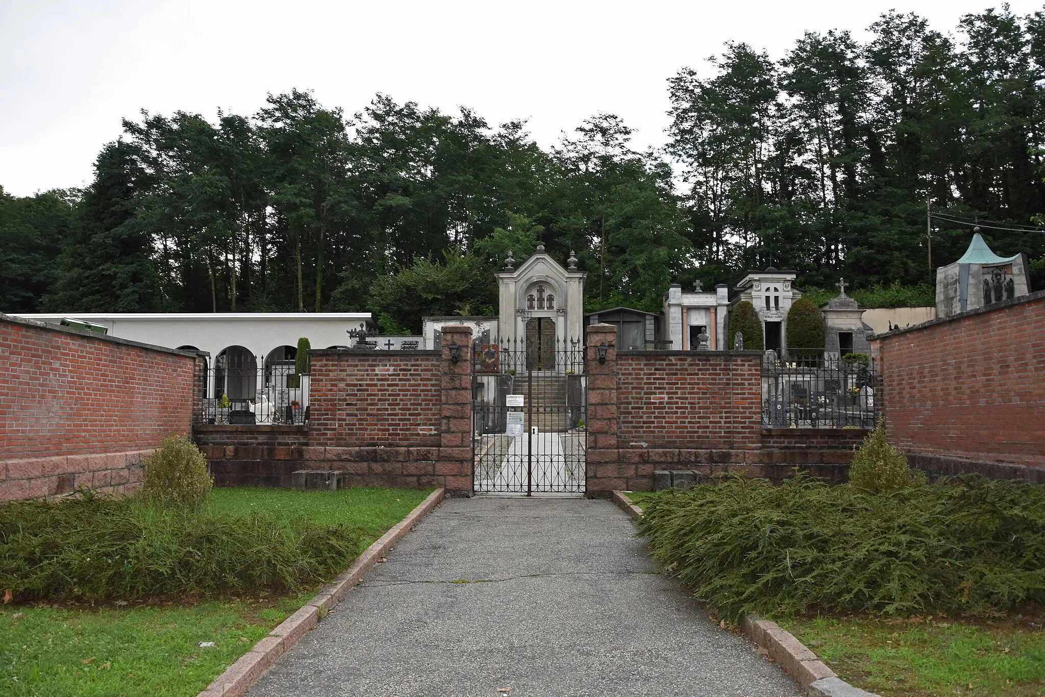 Photo showing: Cemetery of Casanova Lanza, village in the municipality of Valmorea, province of Como, Italy.