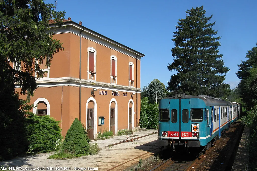 Photo showing: Stazione ferroviaria di Carate-Calò. In sosta un treno composto da due automotrici ALn 668 (in testa la ALn 668.1074) inquadranti una rimorchiata.