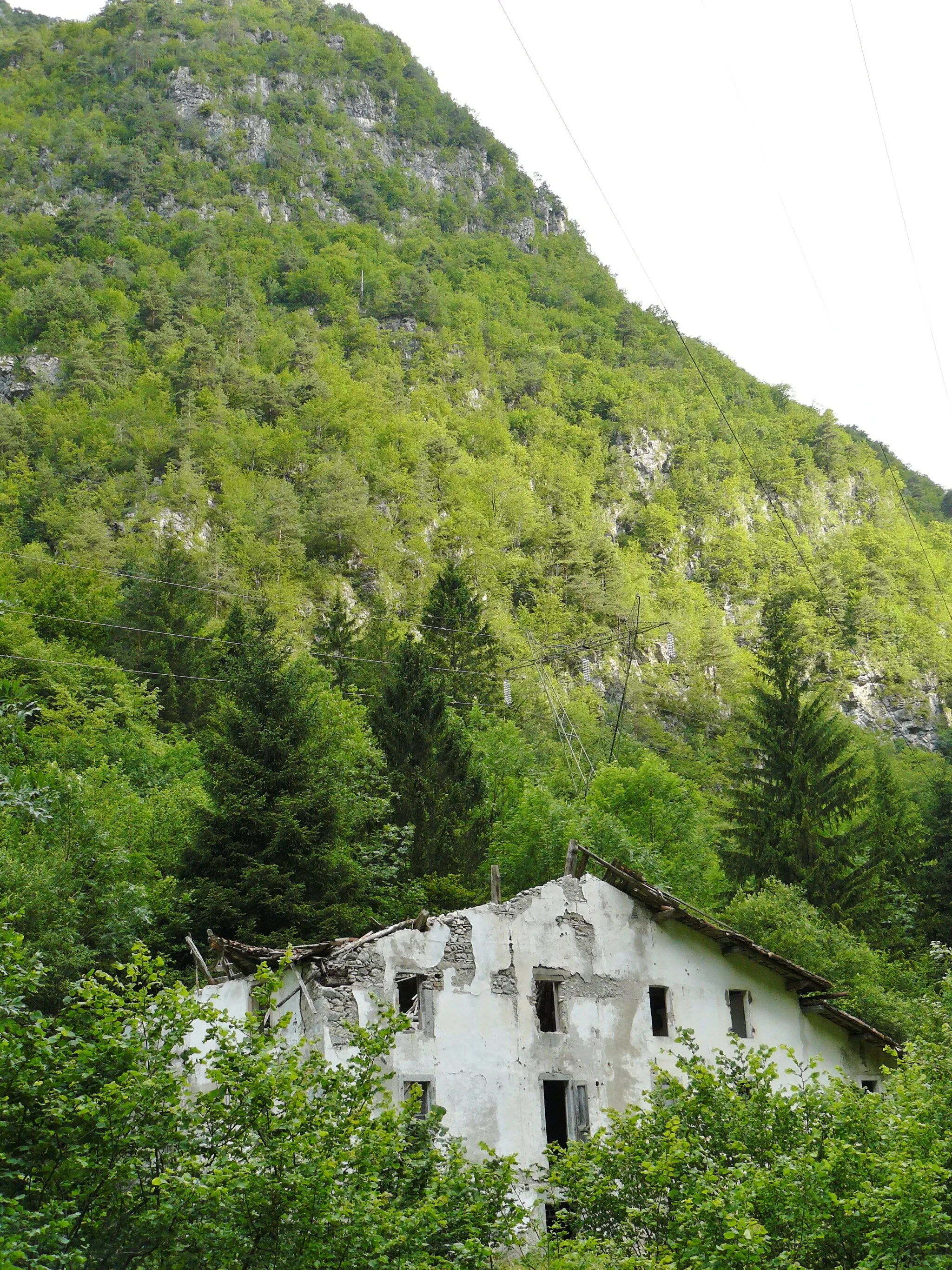Photo showing: Decayed house, Passo d'Ampola