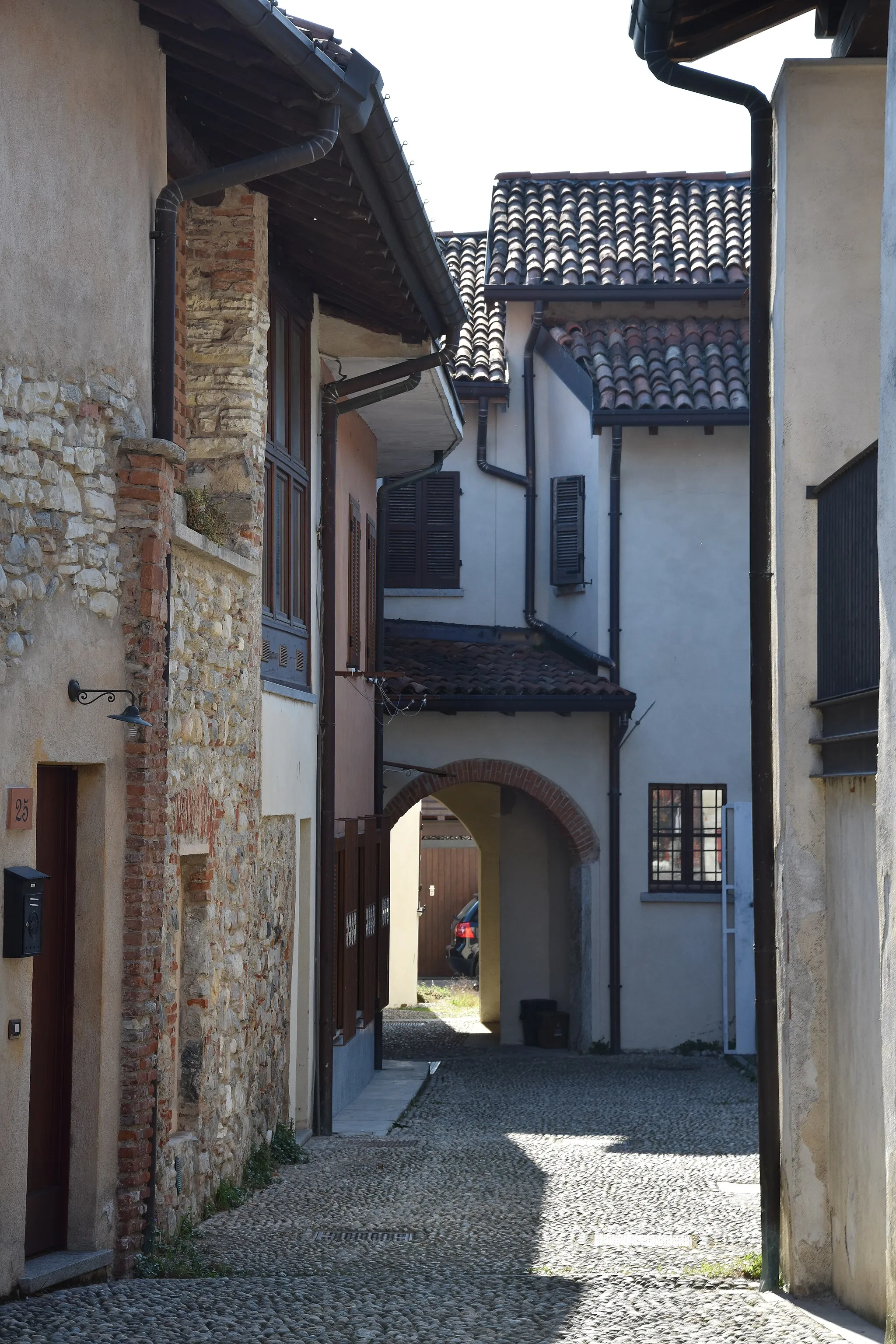 Photo showing: Abitazioni nei pressi del chiostro di Voltorre, Gavirate, provincia di Varese.