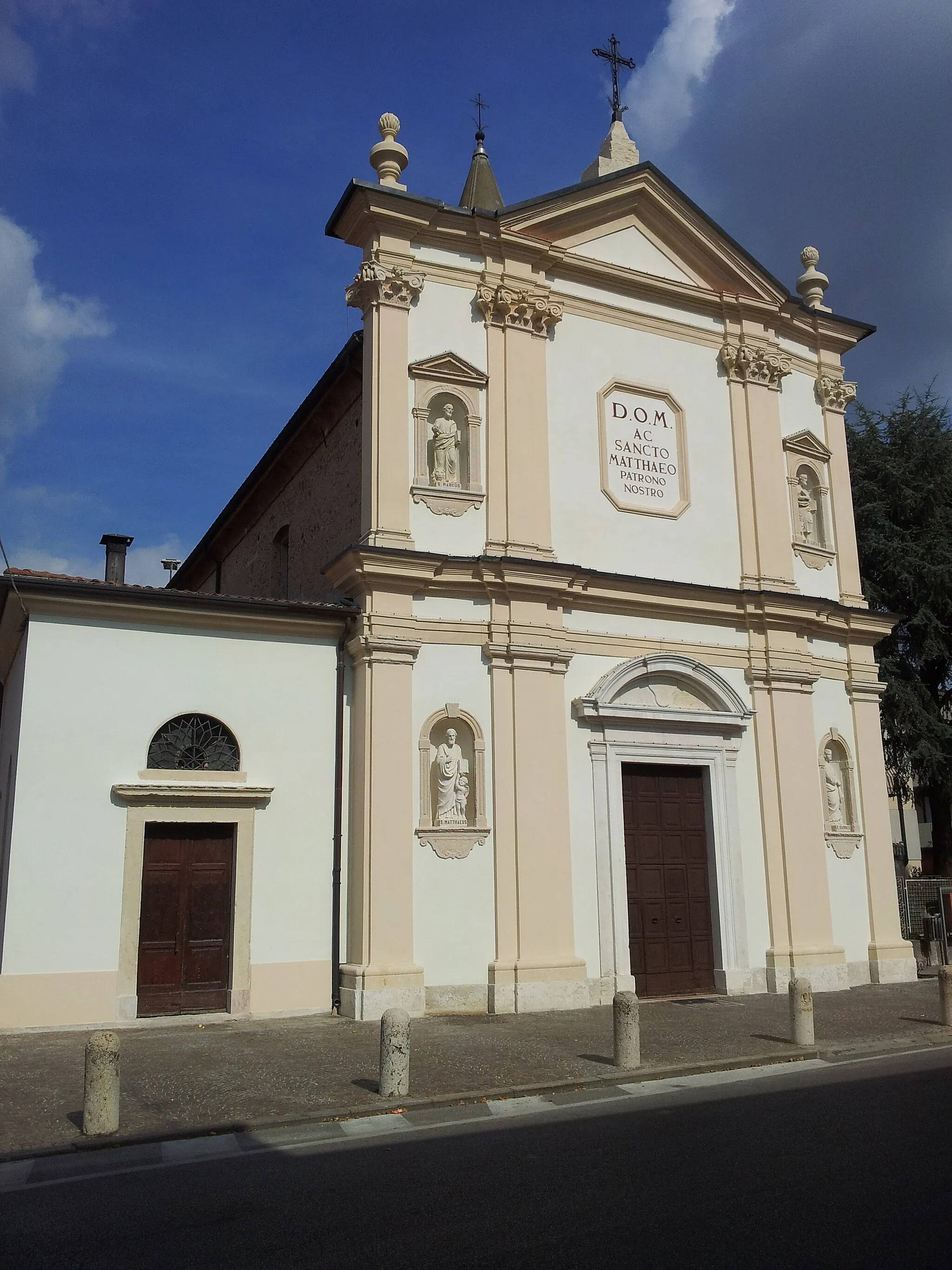 Photo showing: Facciata della chiesa parrocchiale di San Matteo a Quaderni di Villafranca Vr