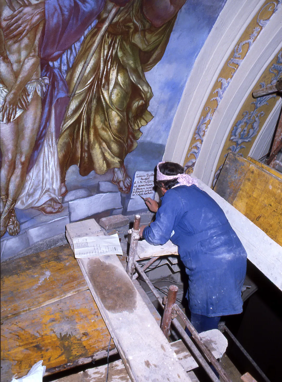 Photo showing: Federico Bellomi firma la grande pittura murale SAN MATTEO IN GLORIA del catino absidale della chiesa parrocchiale di Quaderni (Vr) 1984
