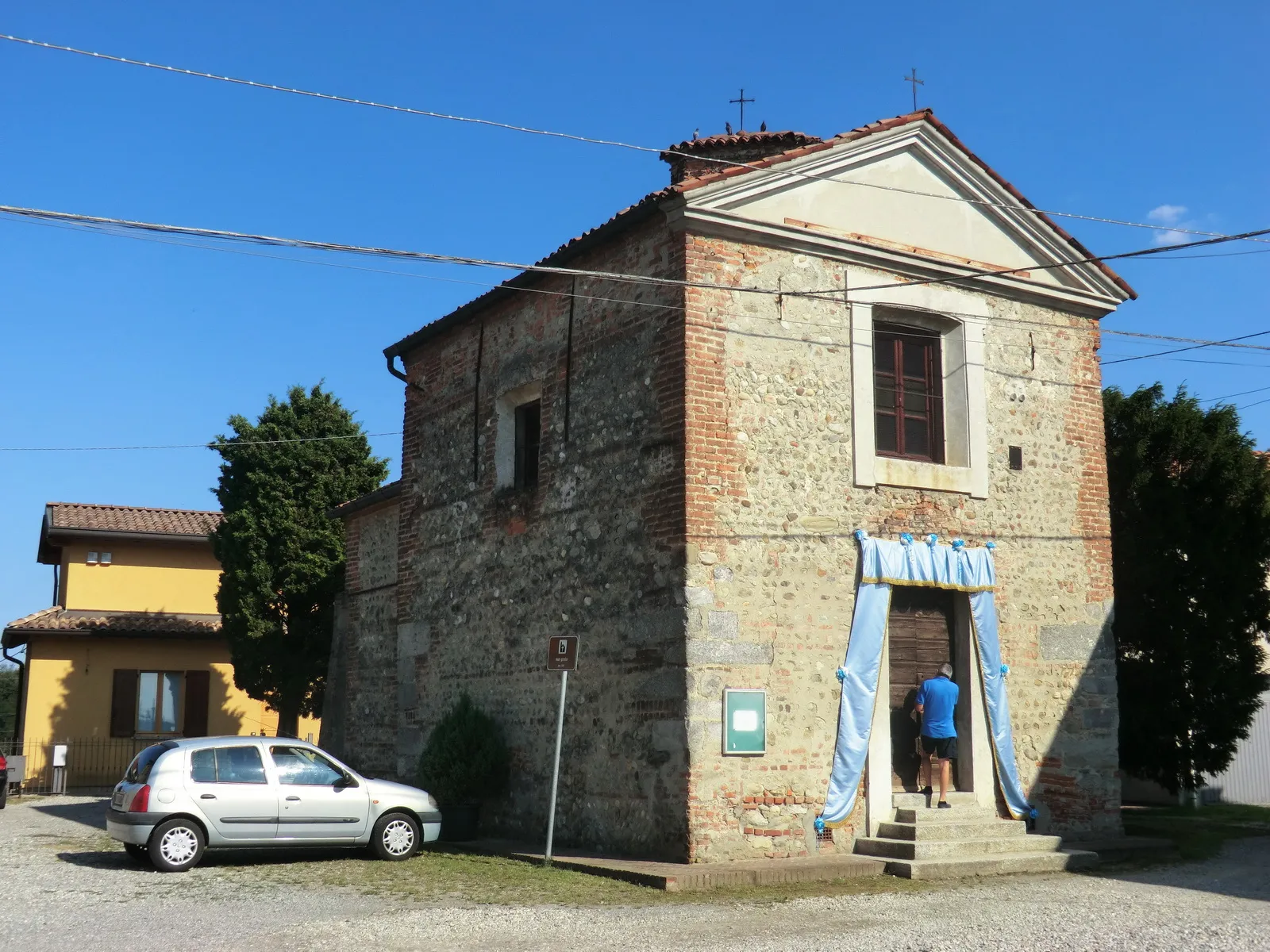 Photo showing: Oratorio di Mocchirolo, Lentate sul Seveso

Native name
Oratorio di Mocchirolo Location
Lentate sul Seveso, Lombardy, Italy Coordinates
45° 40′ 42.25″ N, 9° 07′ 54.72″ E Established
1360 Authority file

: Q3884611
VIAF: 315523580
institution QS:P195,Q3884611