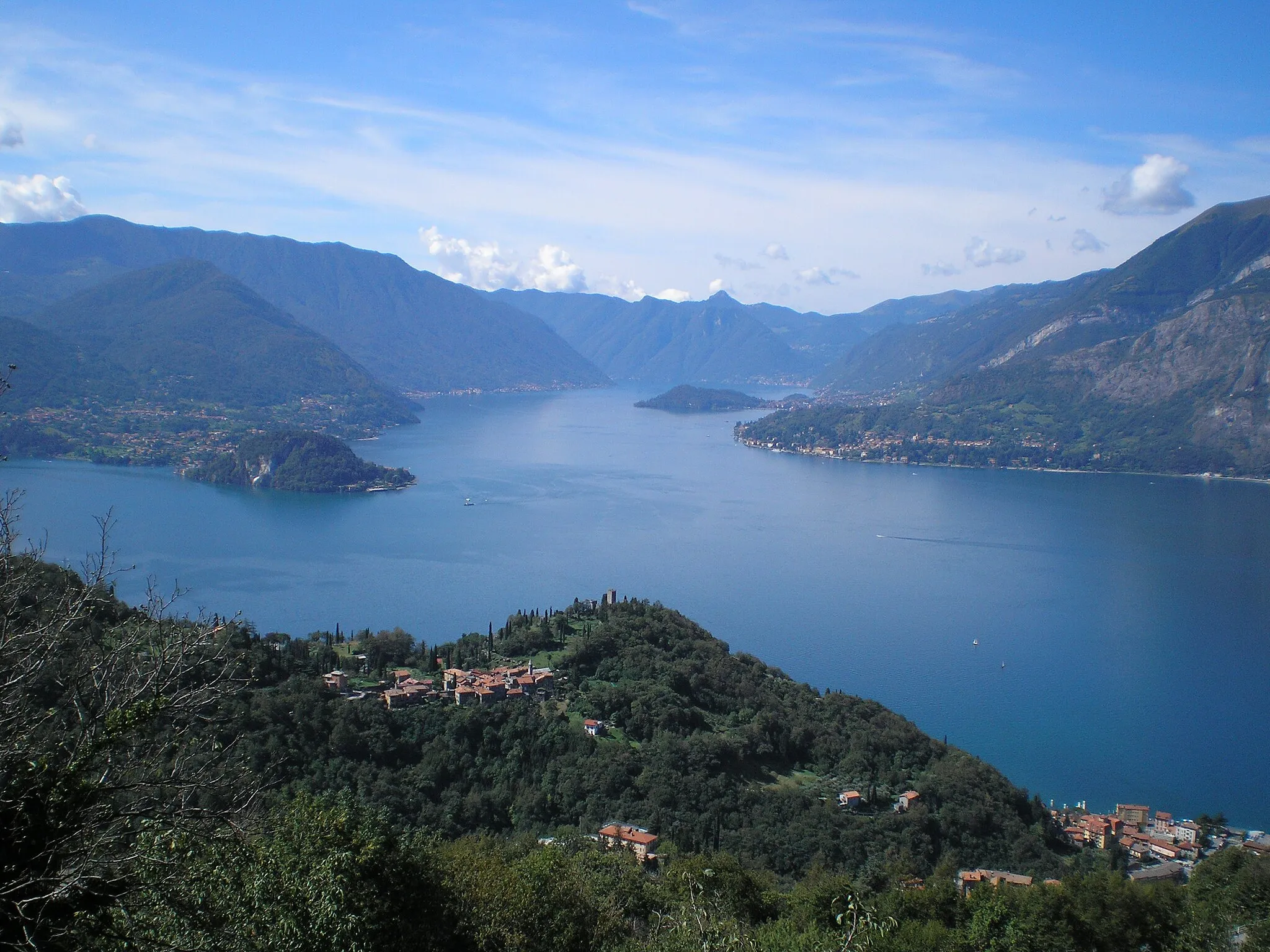 Photo showing: Panorama da Bolognina, i due rami del lago di Como.