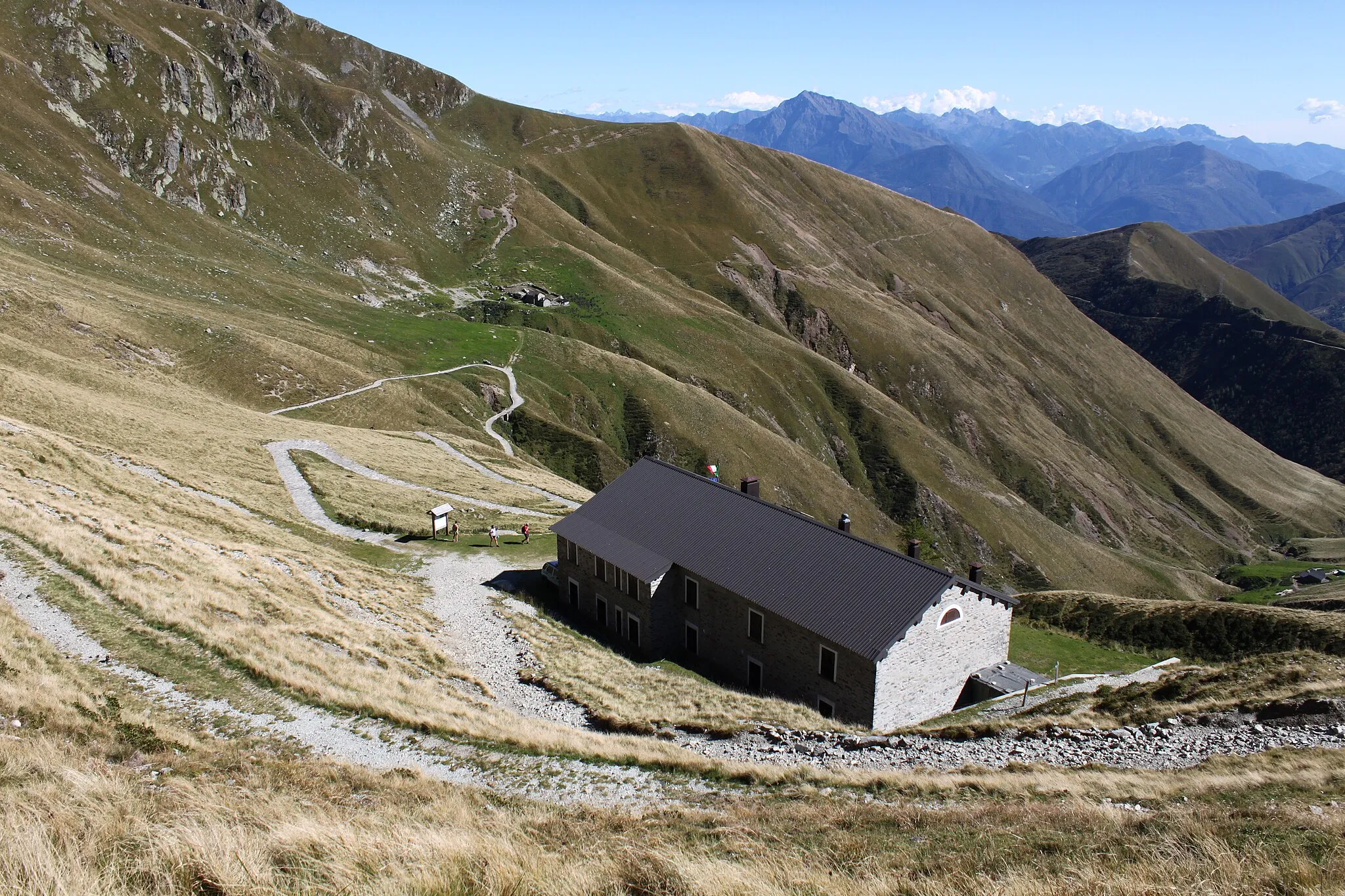 Photo showing: Der Passo San Jorio (2010 m.ü.M.) mit Rifugio San Jorio (Italien), Grenzpunkt zwischen Italien und der Schweiz unterhalb von Cima di Cugn (2180 m.ü.M.) und des Marmontana ( 2316 m.ü.M.).