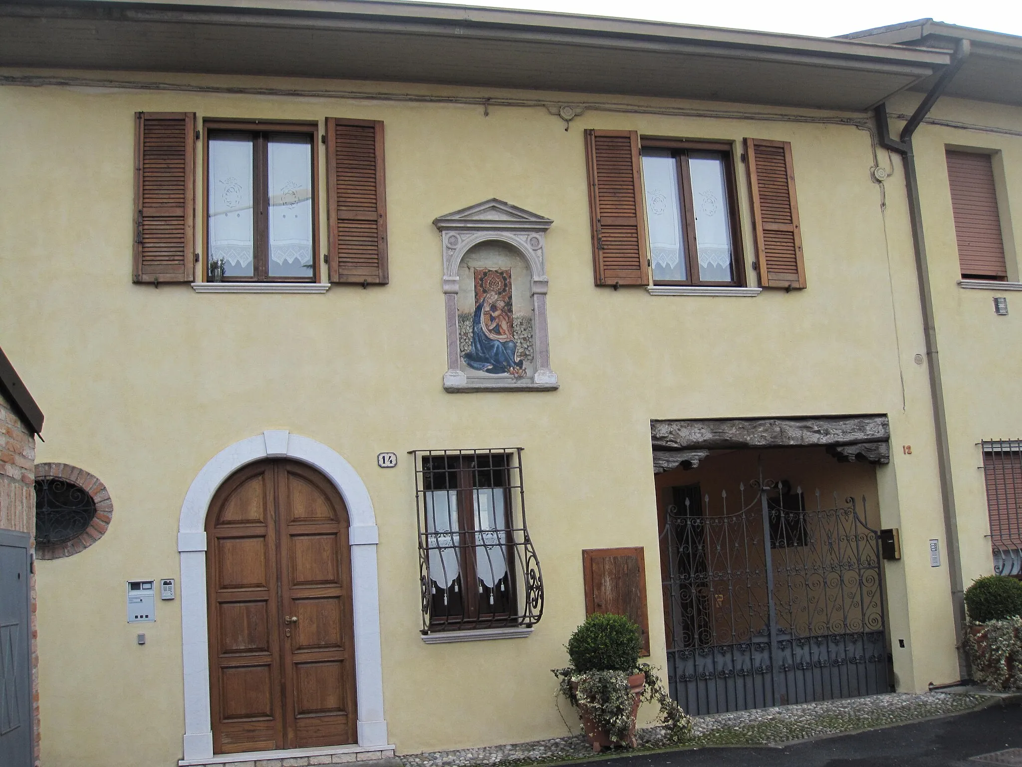 Photo showing: Arte Murale - Madonna e Gesù Bambino