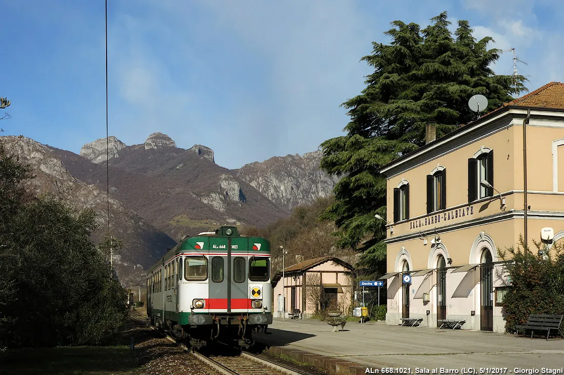 Photo showing: La stazione ferroviaria di Sala al Barro-Galbiate. È in transito l’automotrice ALn 668.1021, invio a vuoto verso Molteno dove effettuerà un regionale per Como.