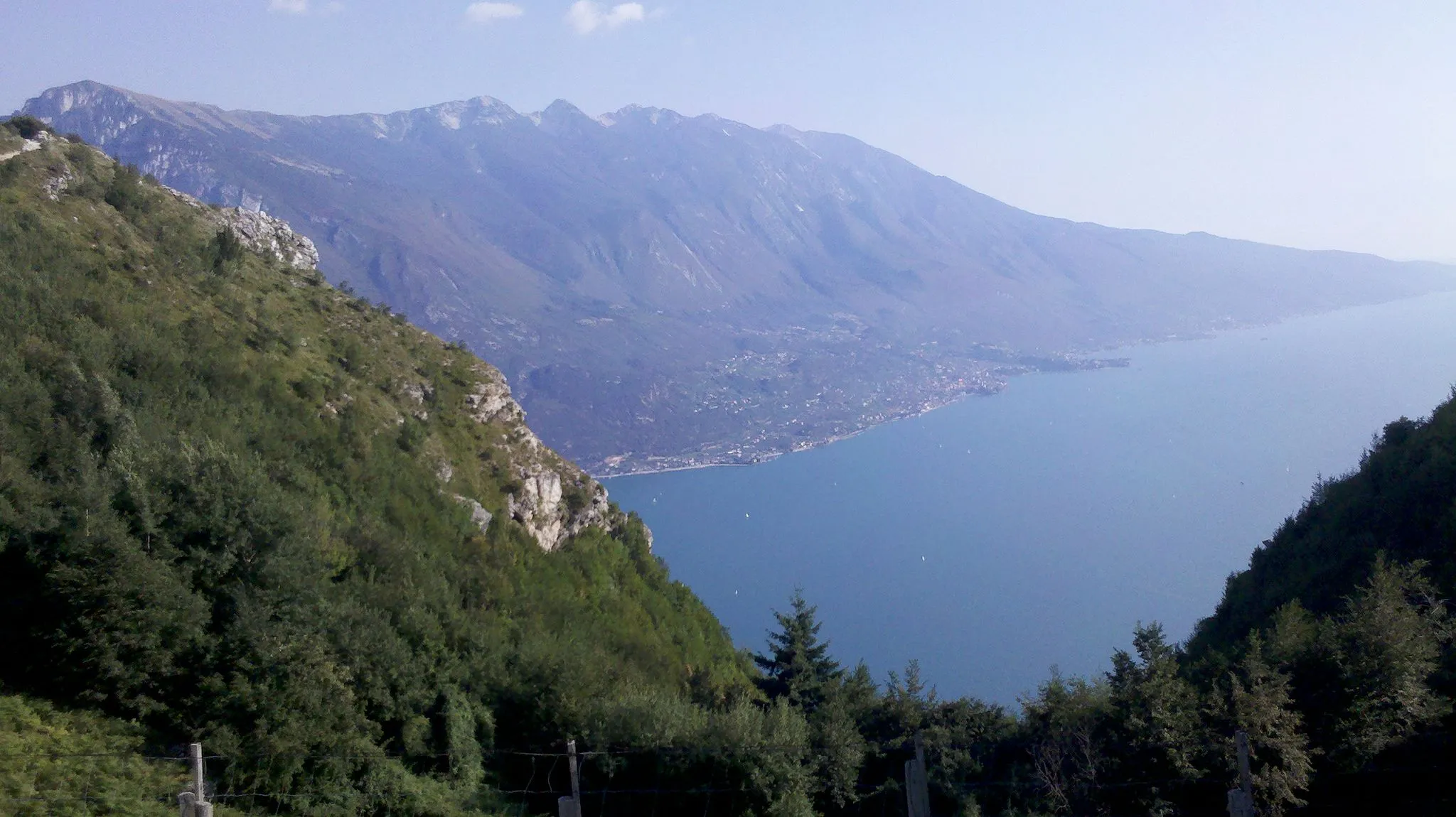 Photo showing: Bocca Larici and Punta Larici, view down to lake Garda