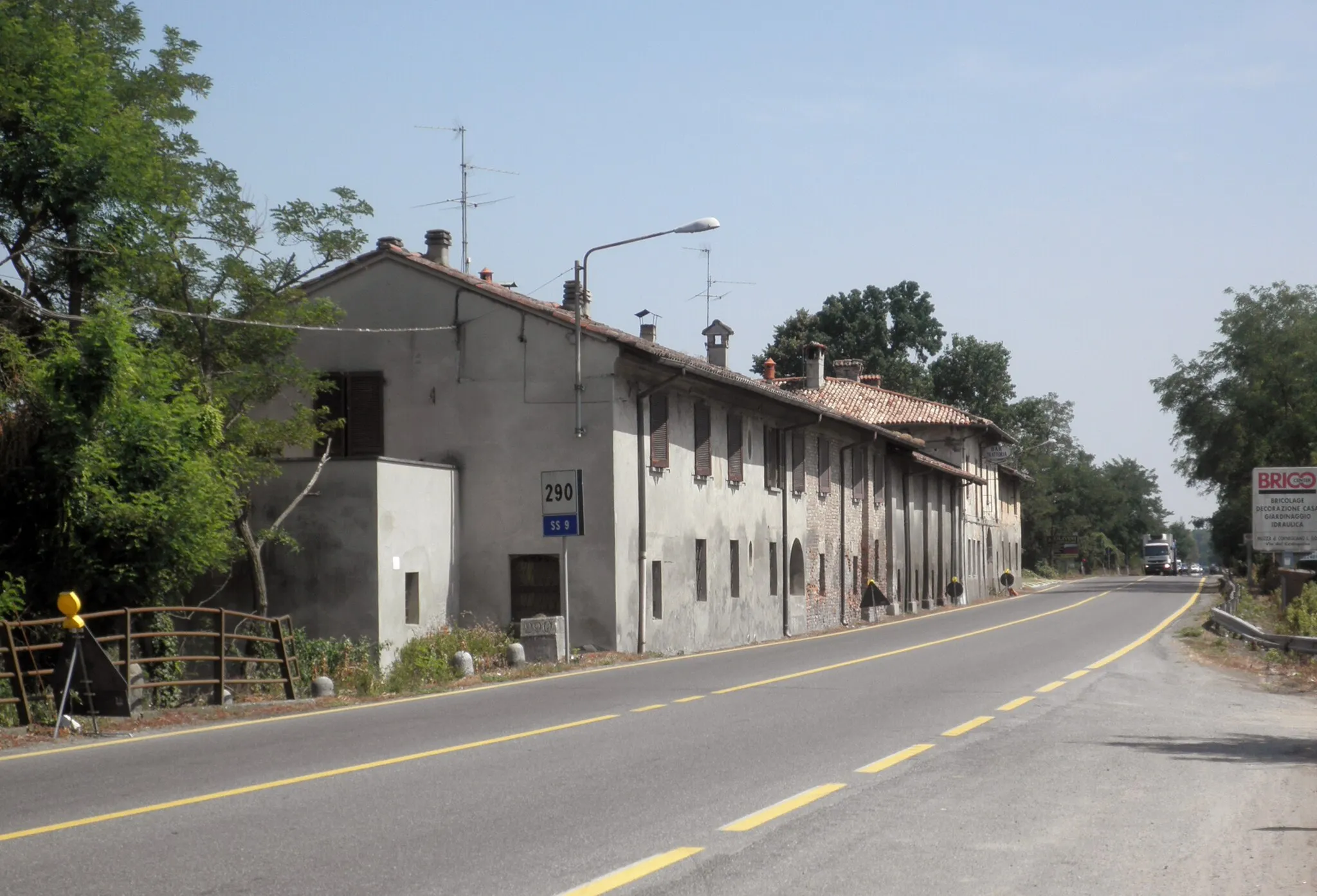 Photo showing: La frazione Muzza Piacentina di Cavenago d’Adda, attraversata dalla strada statale n. 9 “Via Emilia”.