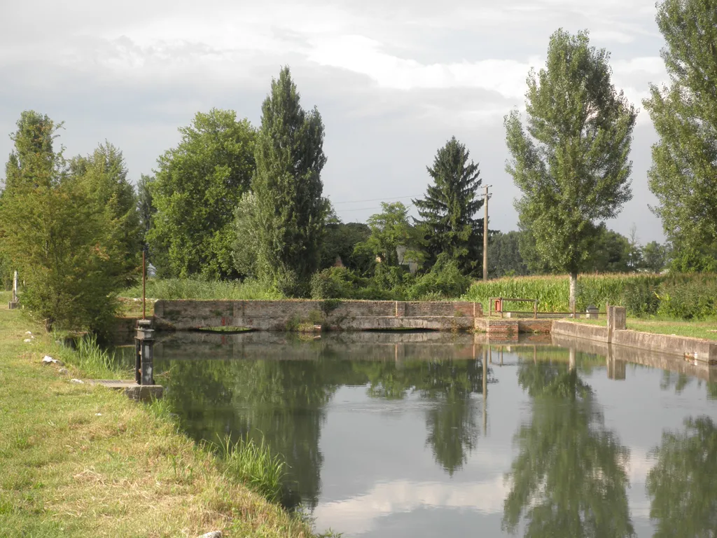 Photo showing: Il canale Muzza in località Zelasche, nel territorio comunale di Tavazzano con Villavesco