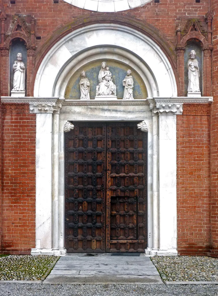 Photo showing: The front door of the former Viboldone Abbey at San Giuliano Milanese, near Milan, Italy
