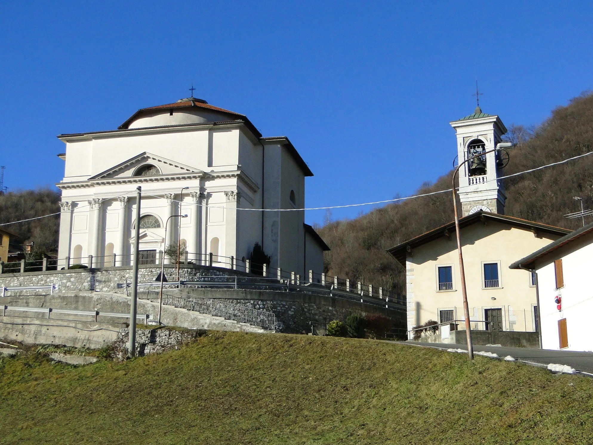 Photo showing: Monte di Nese, fraz. di Alzano Lombardo (BG). Chiesa della Natività di Maria con vecchia parrocchiale