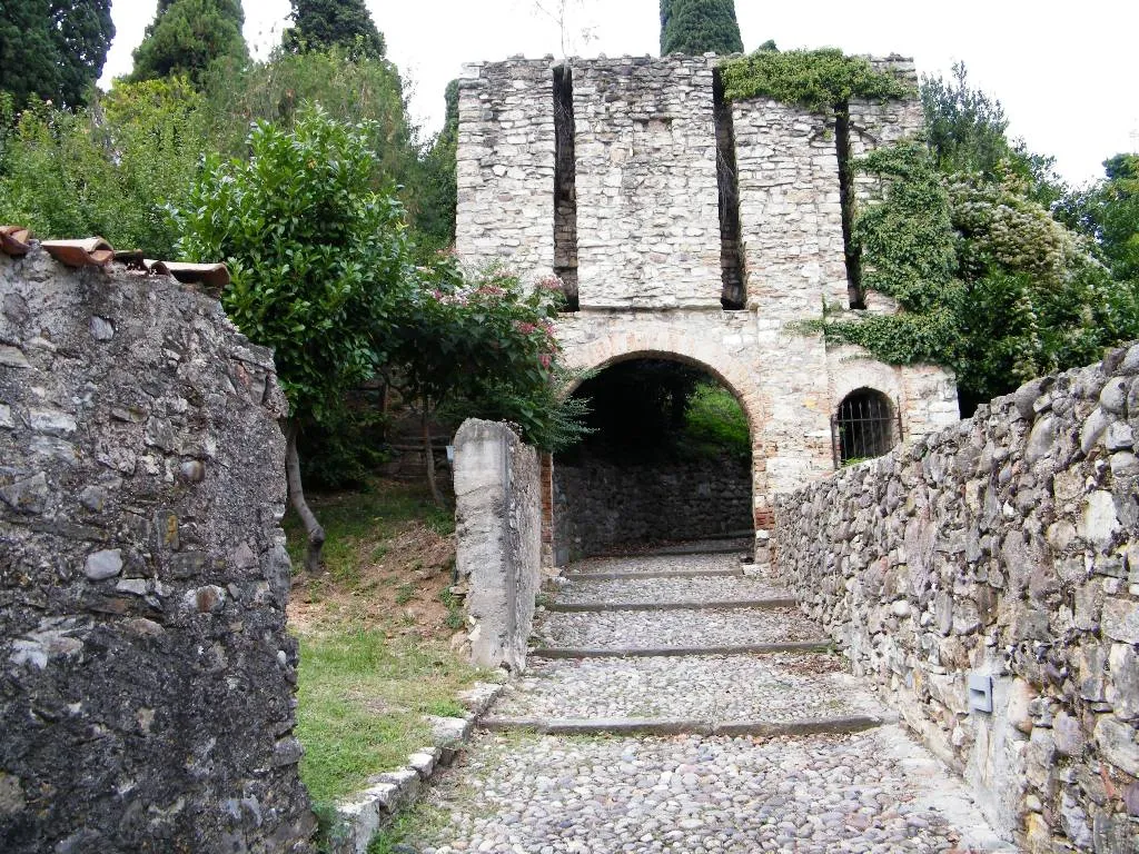 Photo showing: Castle door. Adro