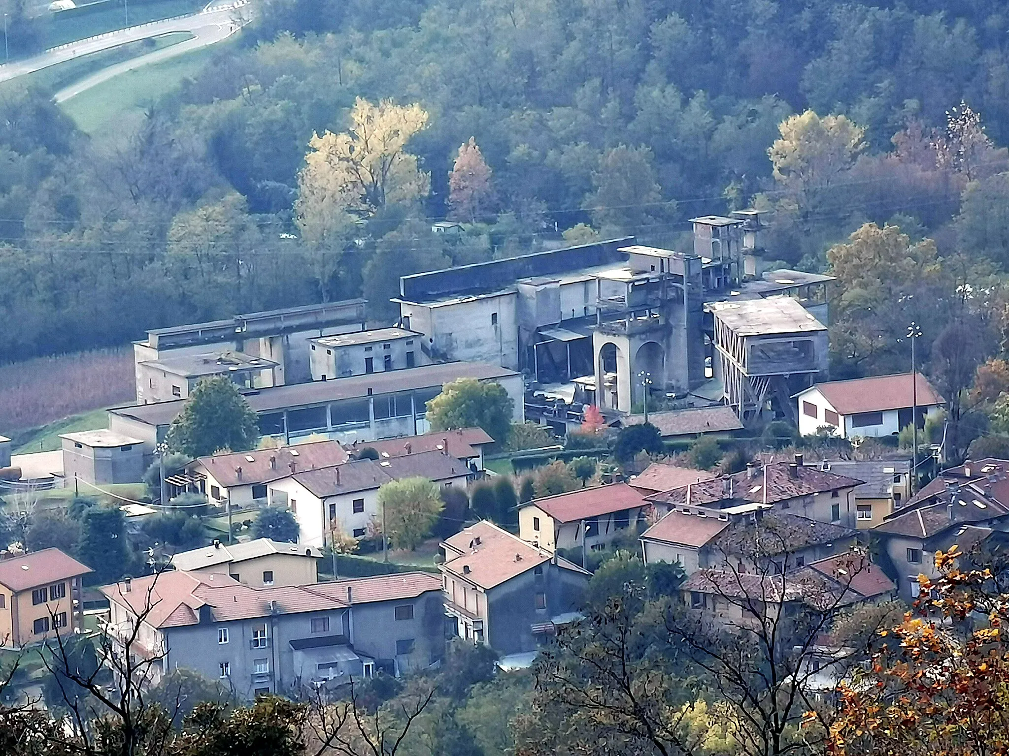 Photo showing: La ex cementeria di Missaglia, sotto le abitazioni del nucleo Cascina Oliva, inquadrata dal crinale di Montevecchia.