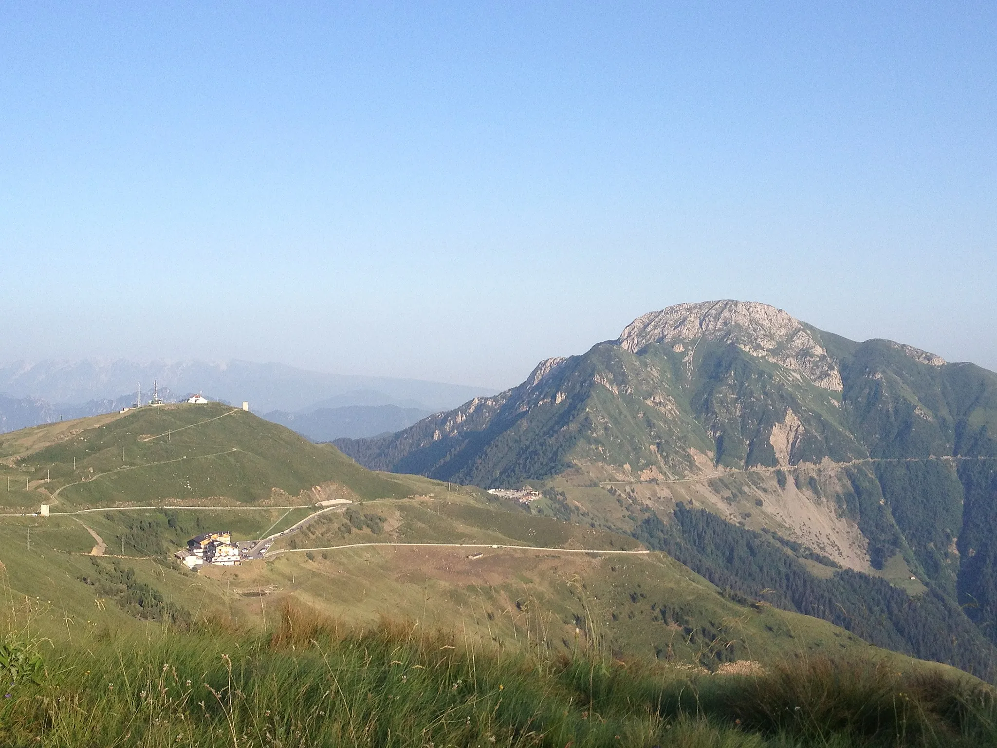 Photo showing: Maniva, Bonardi, Passo Maniva, Dosso Alto e strada per Baremone visti dalla zona Dasdana