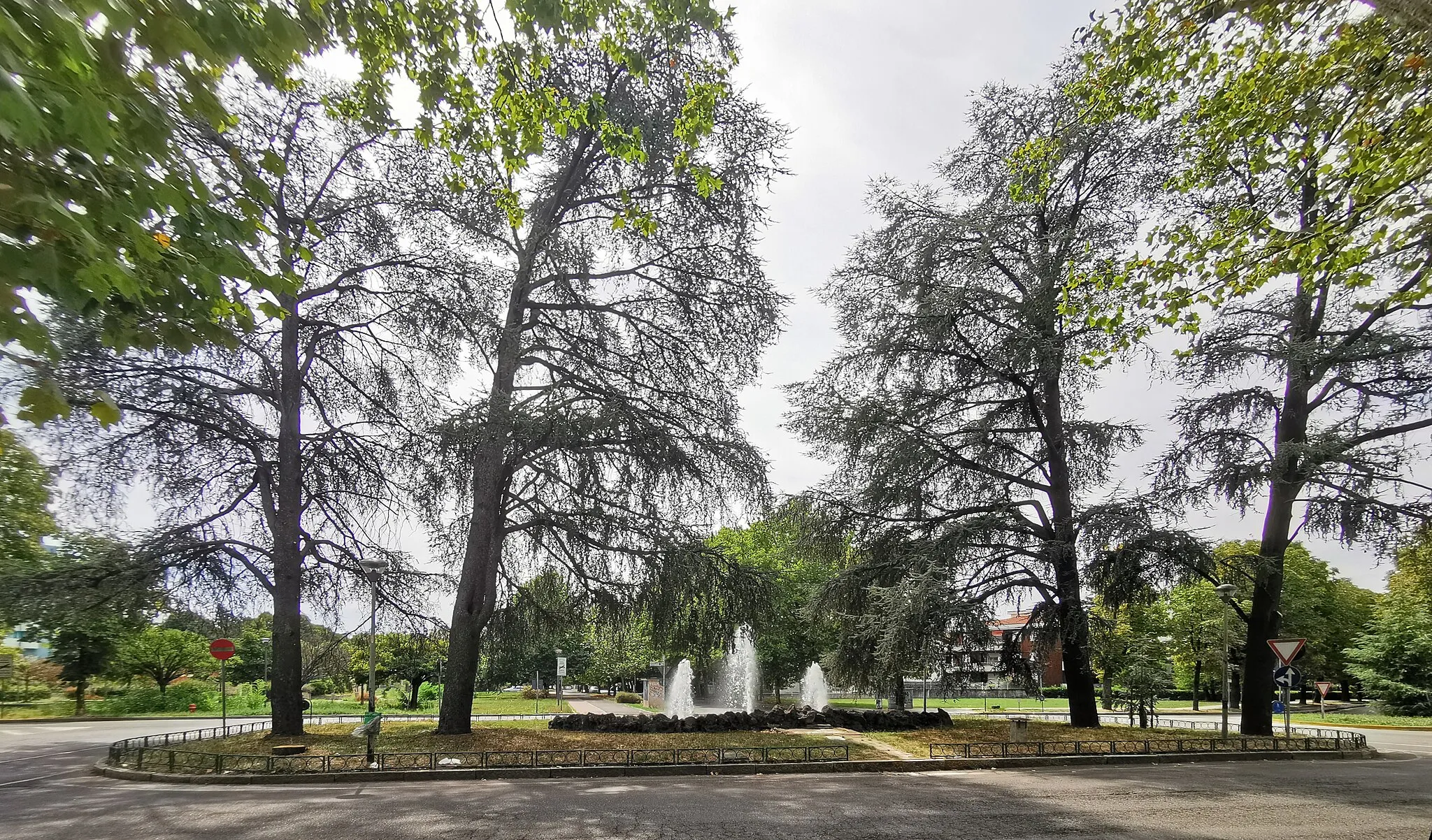 Photo showing: Immagine di Piazza Flora a Cusano Milanino, caratterizzata dalla fontana nell'aiola centrale.