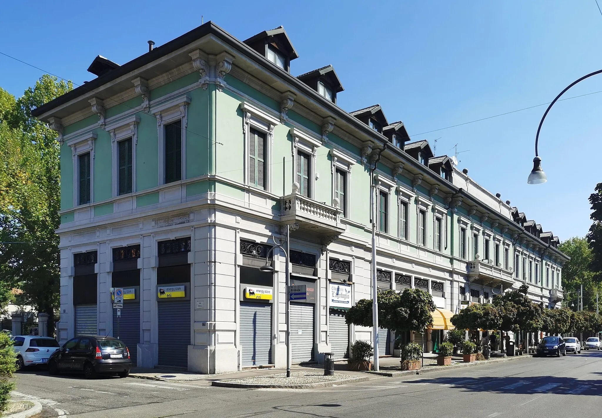 Photo showing: Edificio storico del quartiere Milanino (città giardino), indirizzo Viale Cooperazione 43 a Cusano Milanino, identificativo M16.
Edificio originariamente sede della Filiale dell'Unione Cooperativa. Costruzione del 1910 (ampiamento abbaini del 1928).