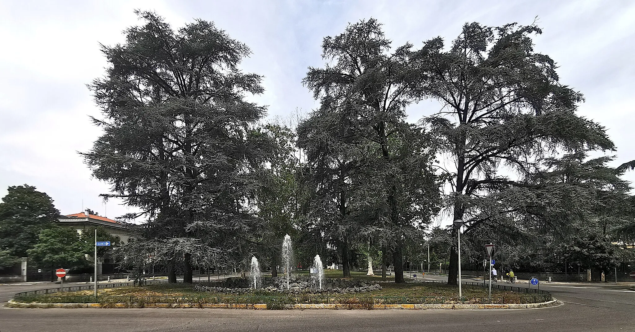 Photo showing: Immagine di Piazza Flora a Cusano Milanino, caratterizzata dalla fontana nell'aiola centrale.