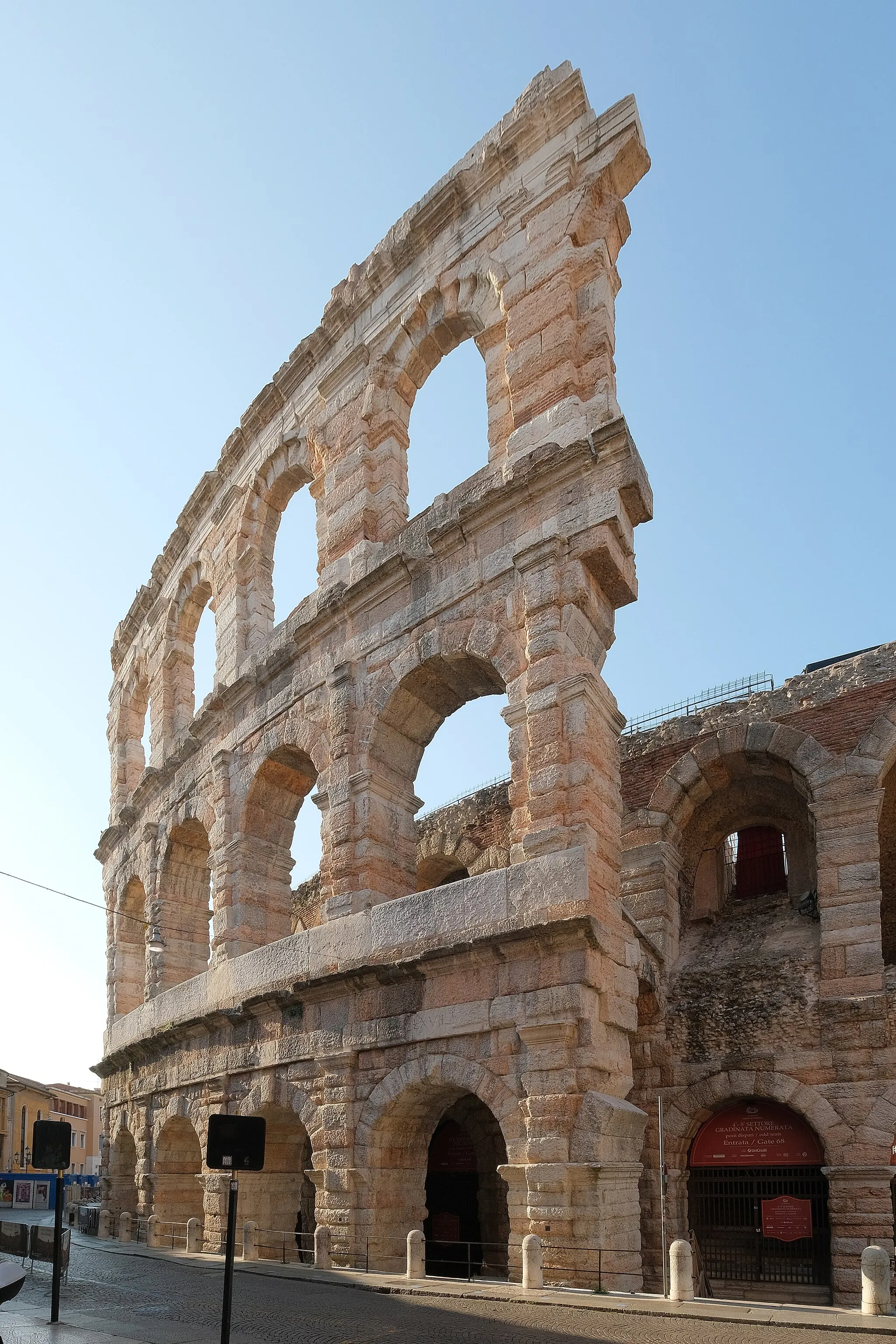 Photo showing: L'ala esterna dell'Arena di Verona, corrispondente alla vecchia facciata del monumento