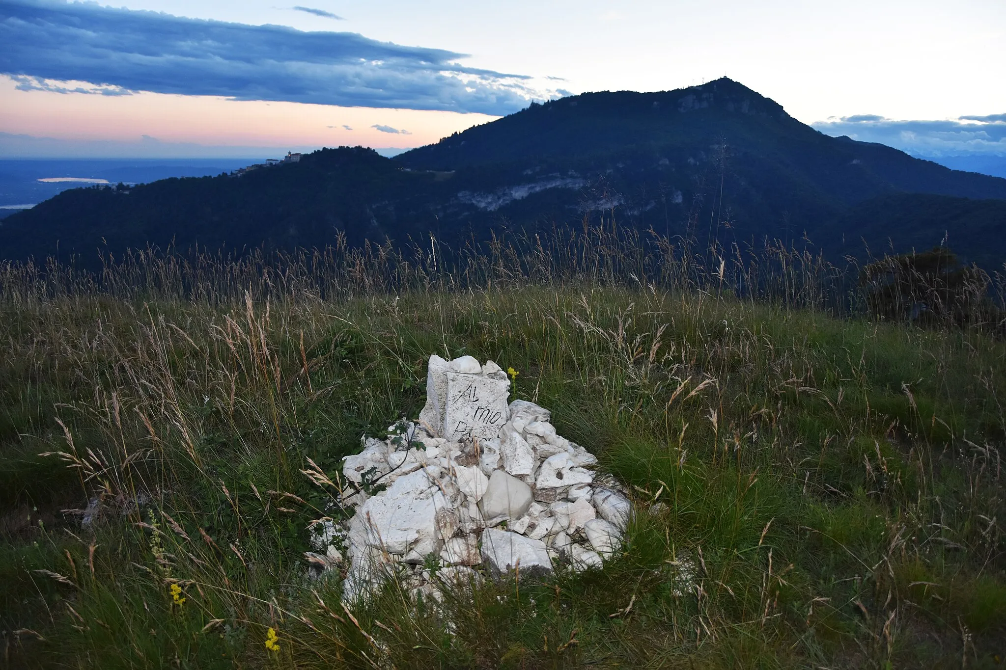 Photo showing: Memoriale nei pressi della cima del monte Chiusarella, in provincia di Varese. Sullo sfondo si vede il massiccio del Campo dei Fiori, con alla sinistra la sommità del Sacro Monte di Varese.
