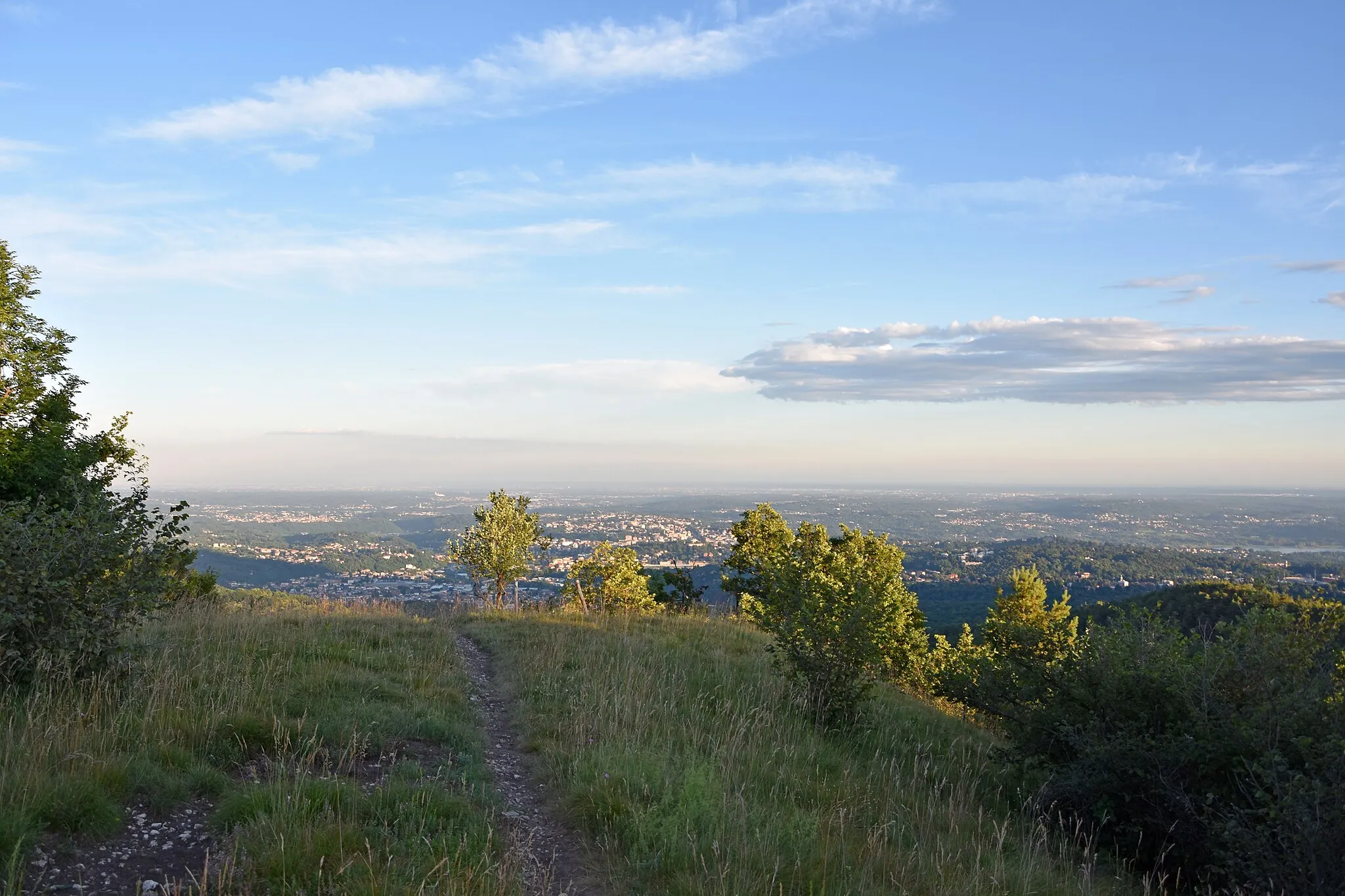 Photo showing: Panorama verso sud dal monte Chiusarella, in provincia di Varese. In primo piano uno dei "prati magri", o "aridi", dell'area protetta "Monte Legnone e Chiusarella", parte della rete Natura 2000.