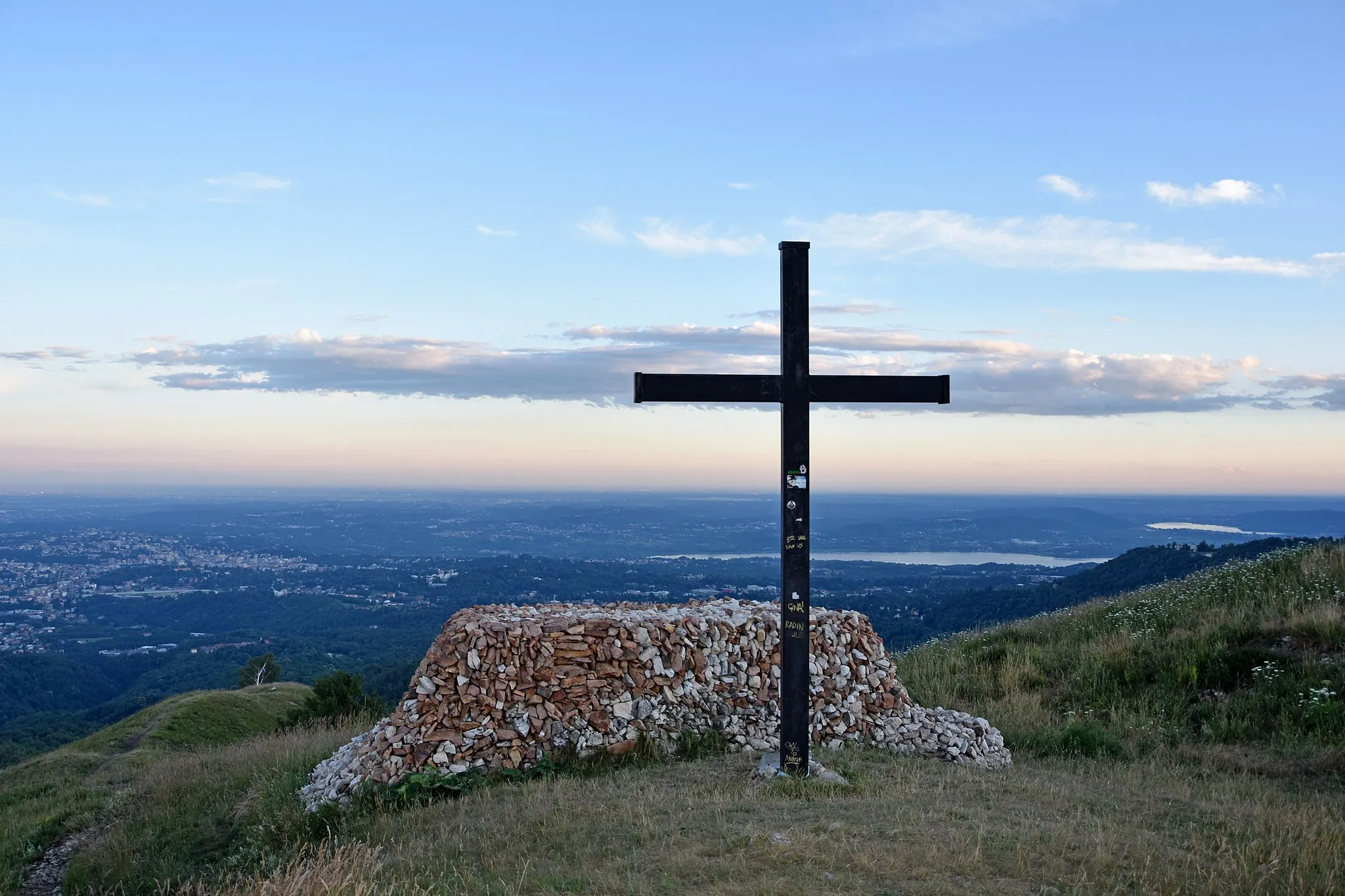 Photo showing: Panorama verso sud dalla croce del monte Chiusarella, posta vicino alla cima della montagna, in provincia di Varese.
