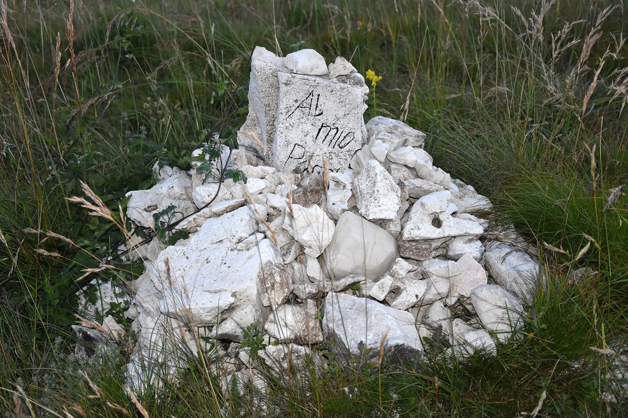 Photo showing: Memoriale nei pressi della sommità del monte Chiusarella, in provincia di Varese.