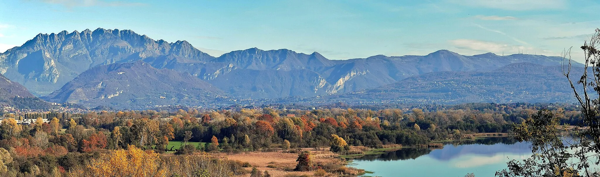 Photo showing: Vista panoramica sui monti, ripresa in direzione est da Via Alserio ad Albavilla